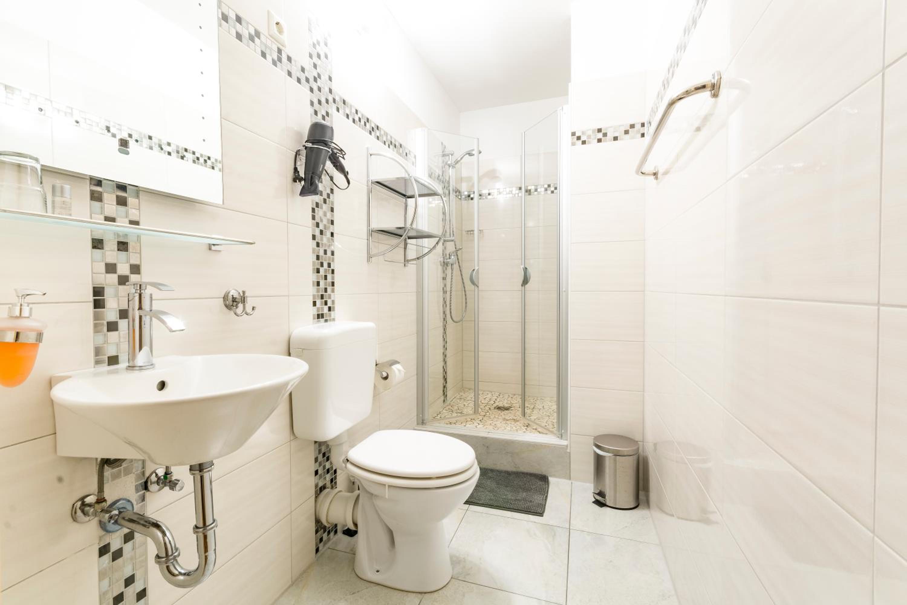 Twin Room - Photo 16