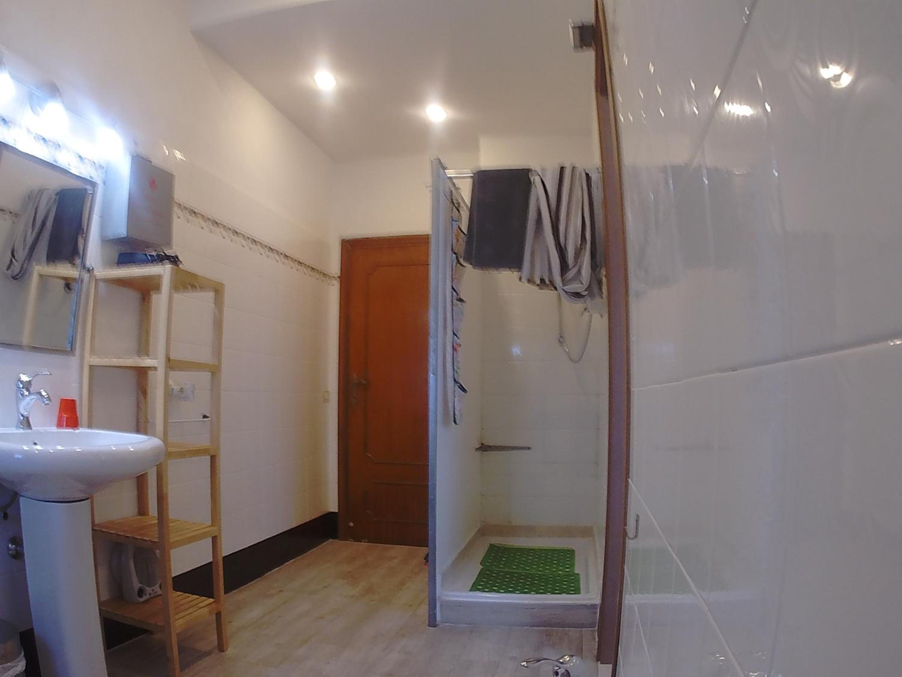 Quadruple Room with Private Bathroom - Photo 24