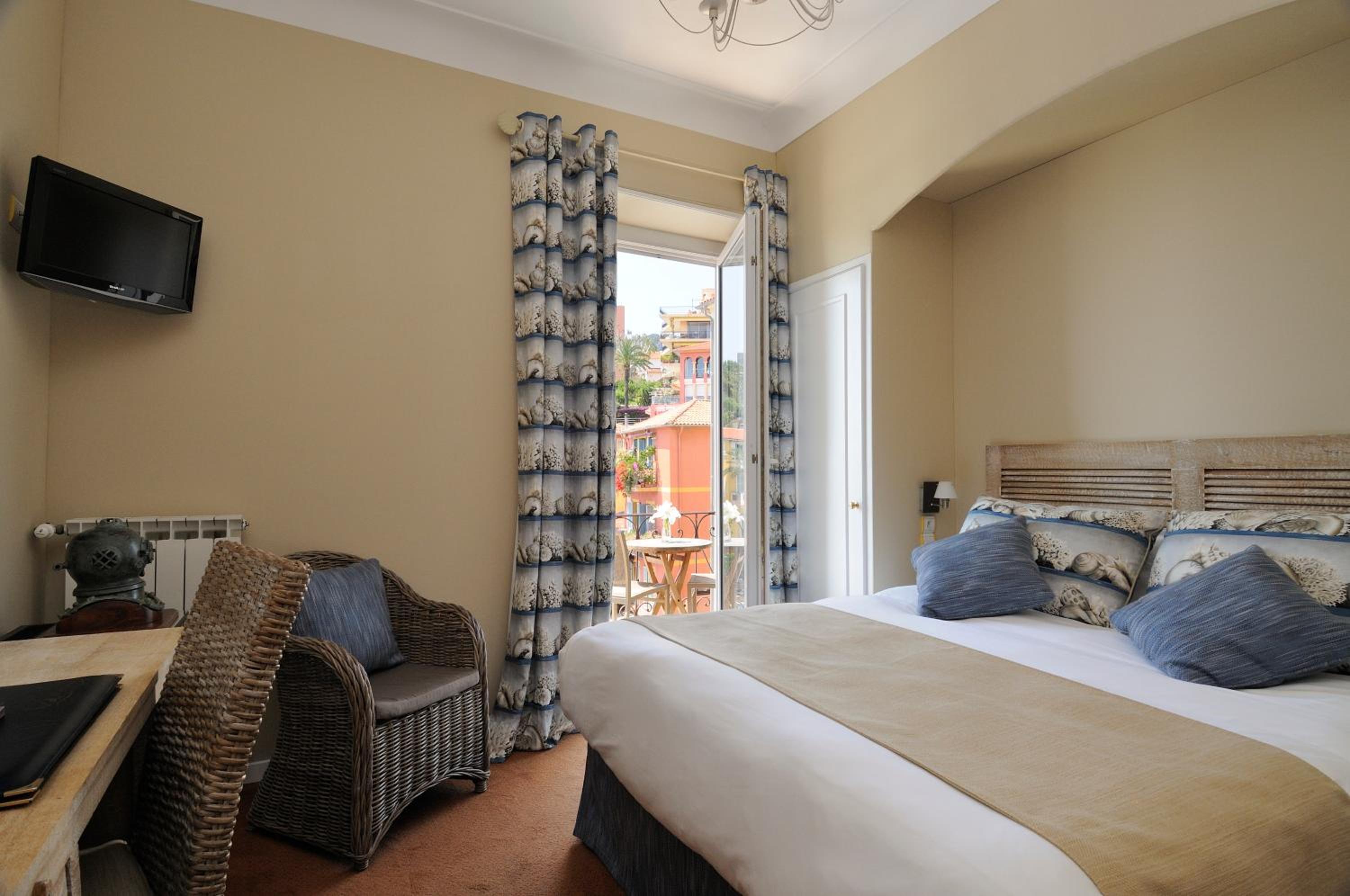 Classic Double Room with sea view from the balcony