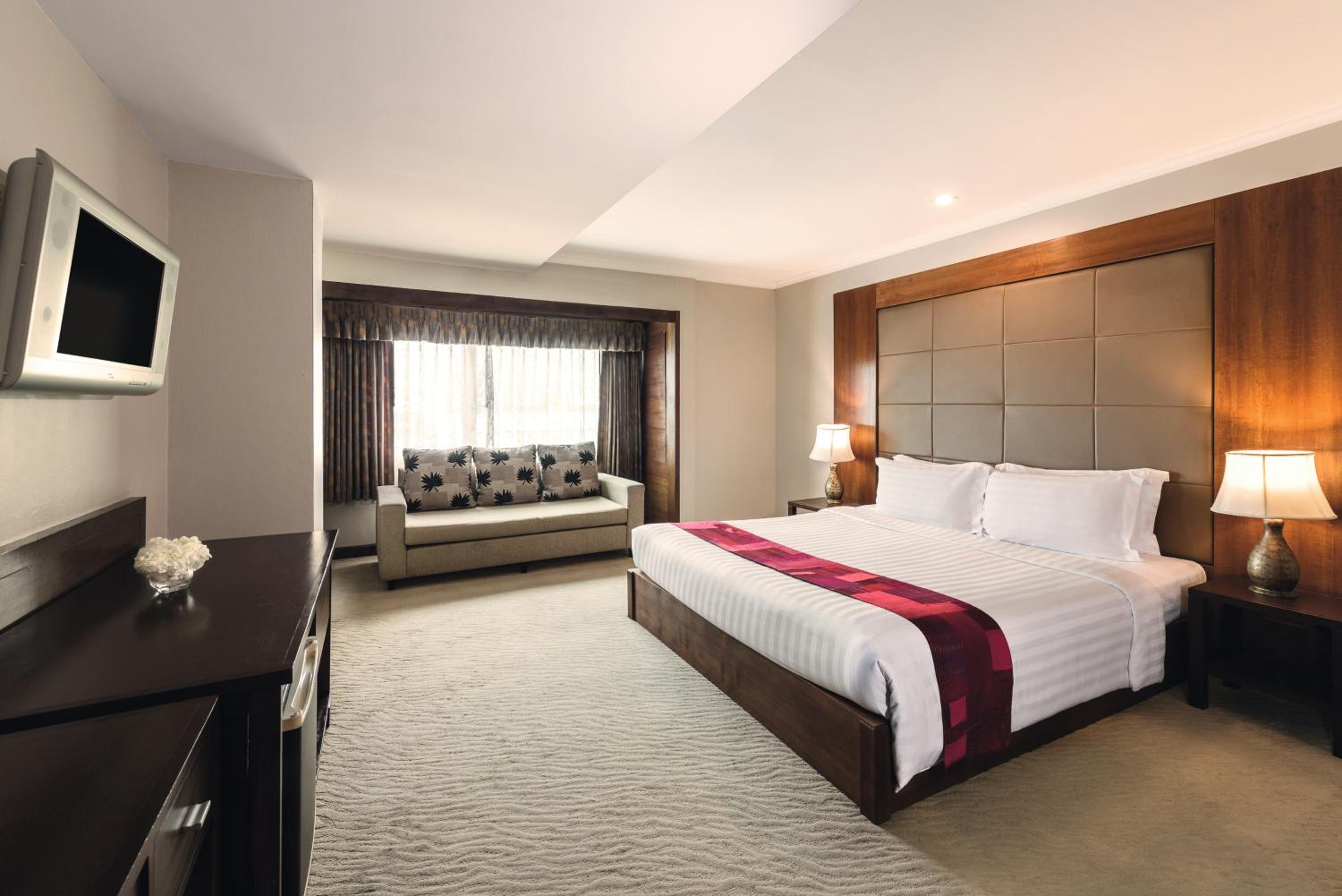 Premium King Room - Photo 6