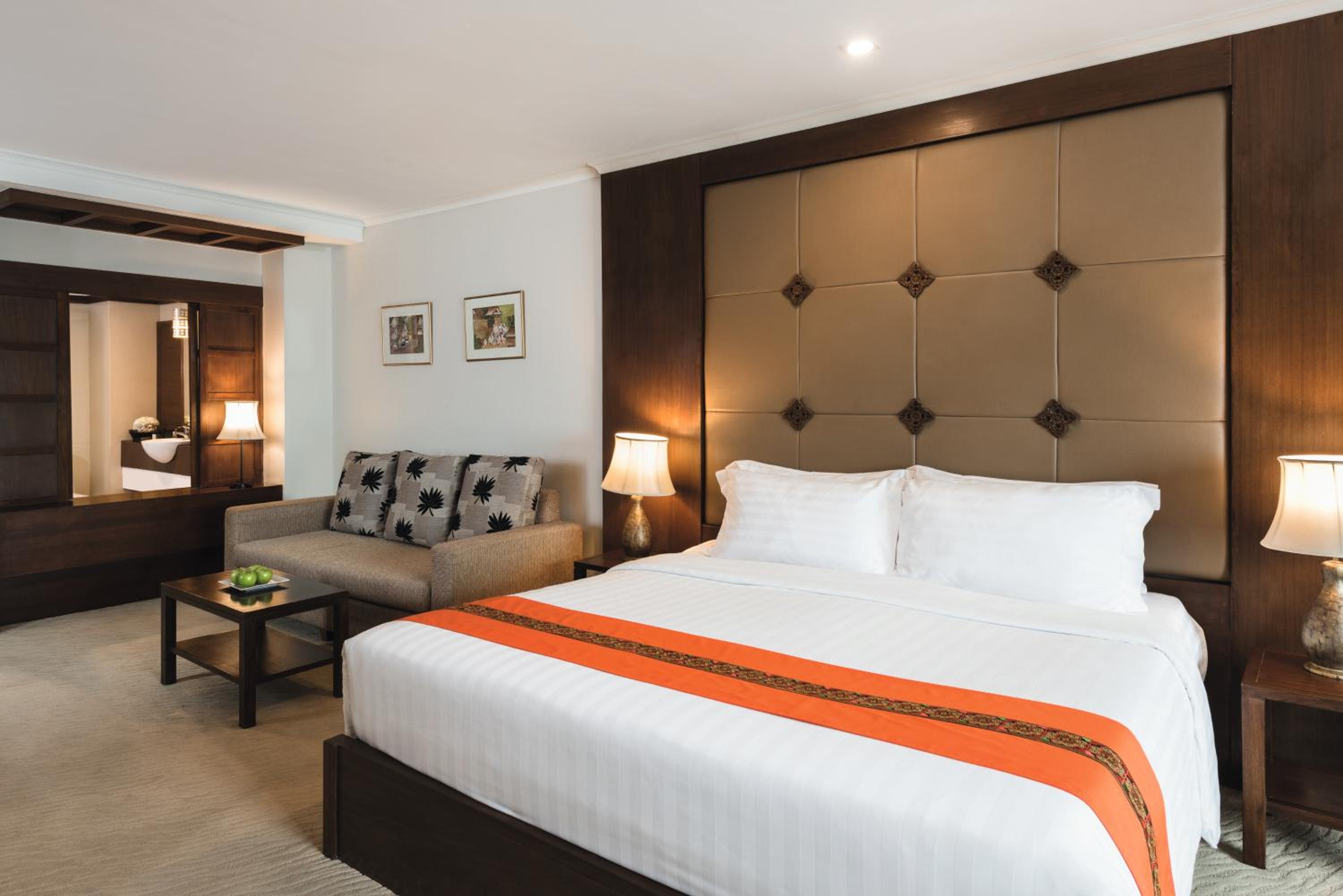 Premium King Room - Photo 8