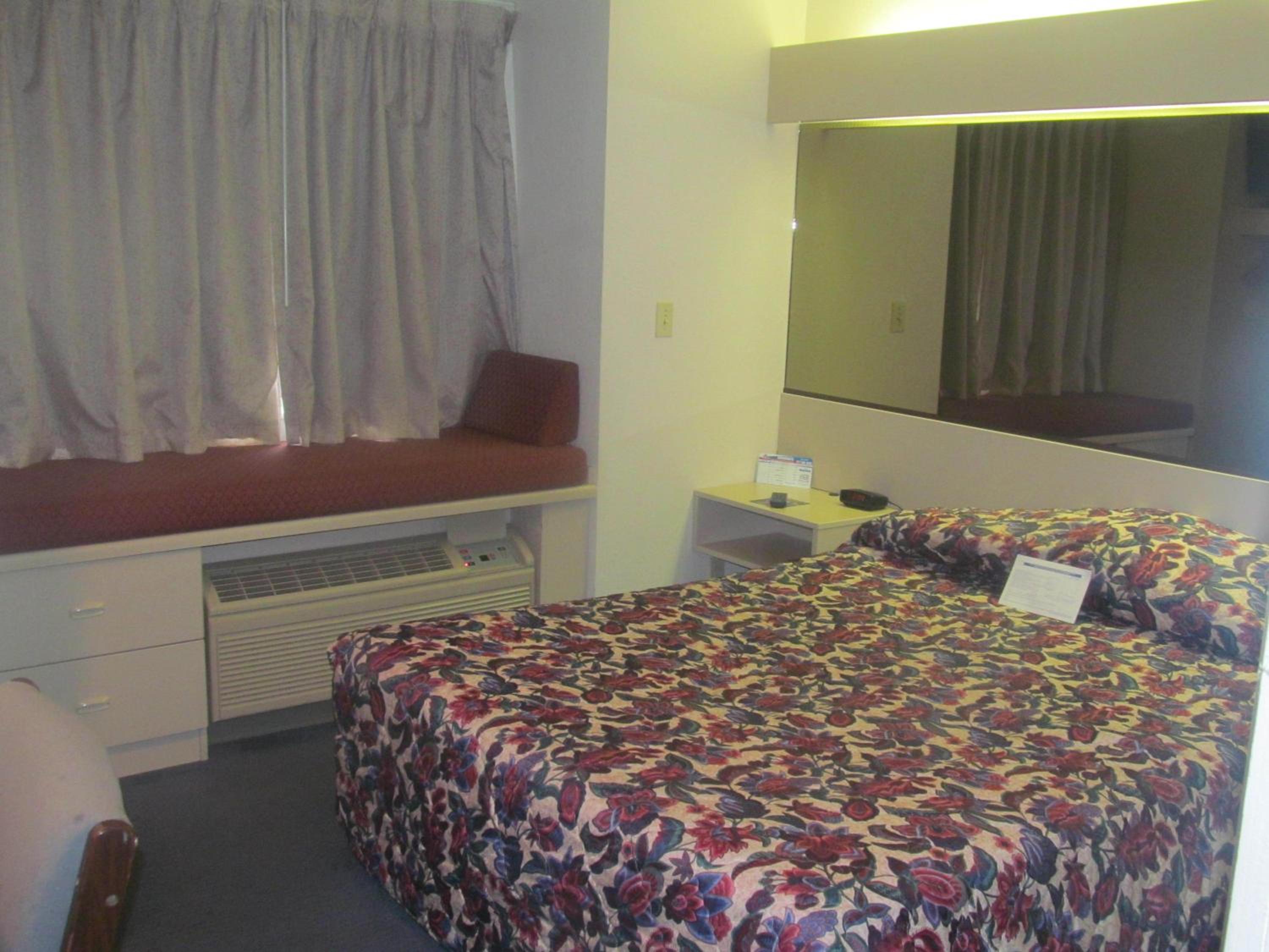 Queen Room with One Queen Bed - Non-Smoking - Photo 4