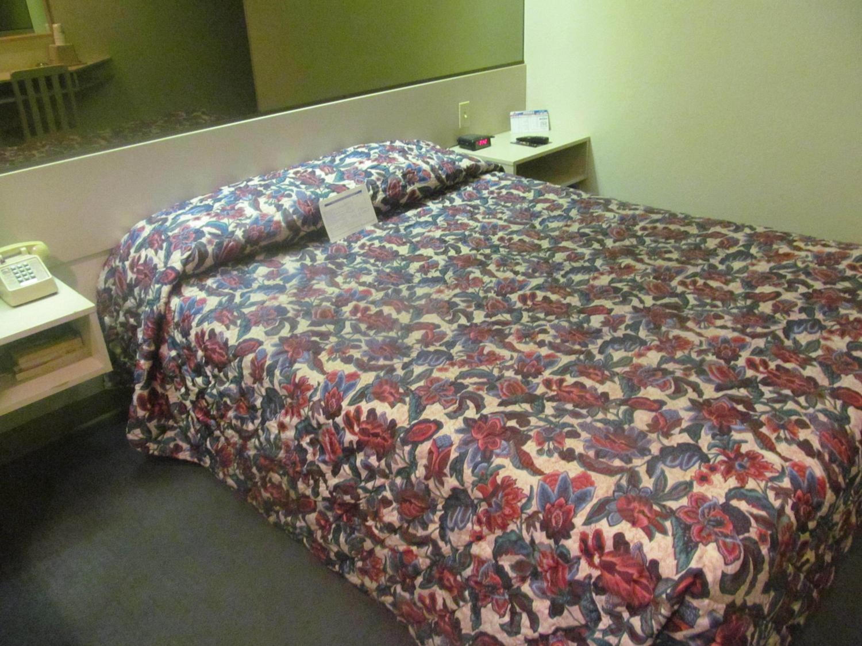 Queen Room with One Queen Bed - Non-Smoking - Photo 3