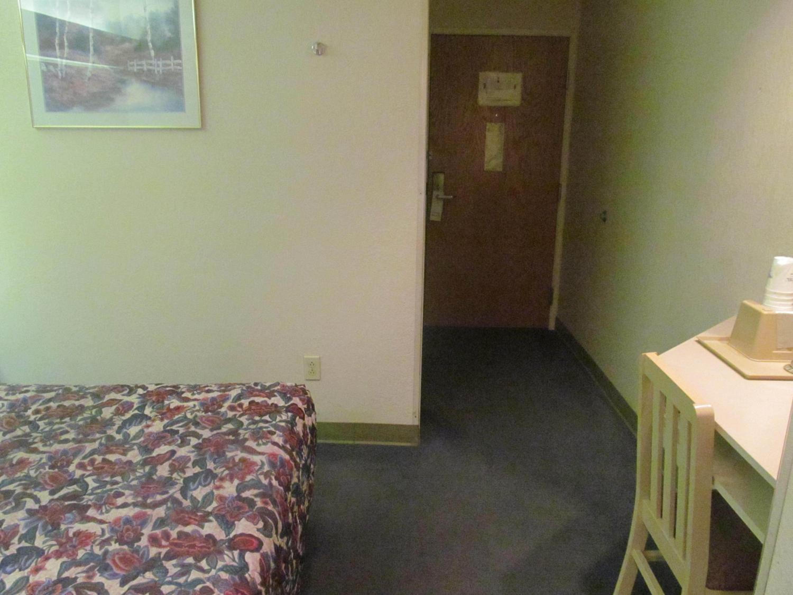 Queen Room with One Queen Bed - Non-Smoking - Photo 2