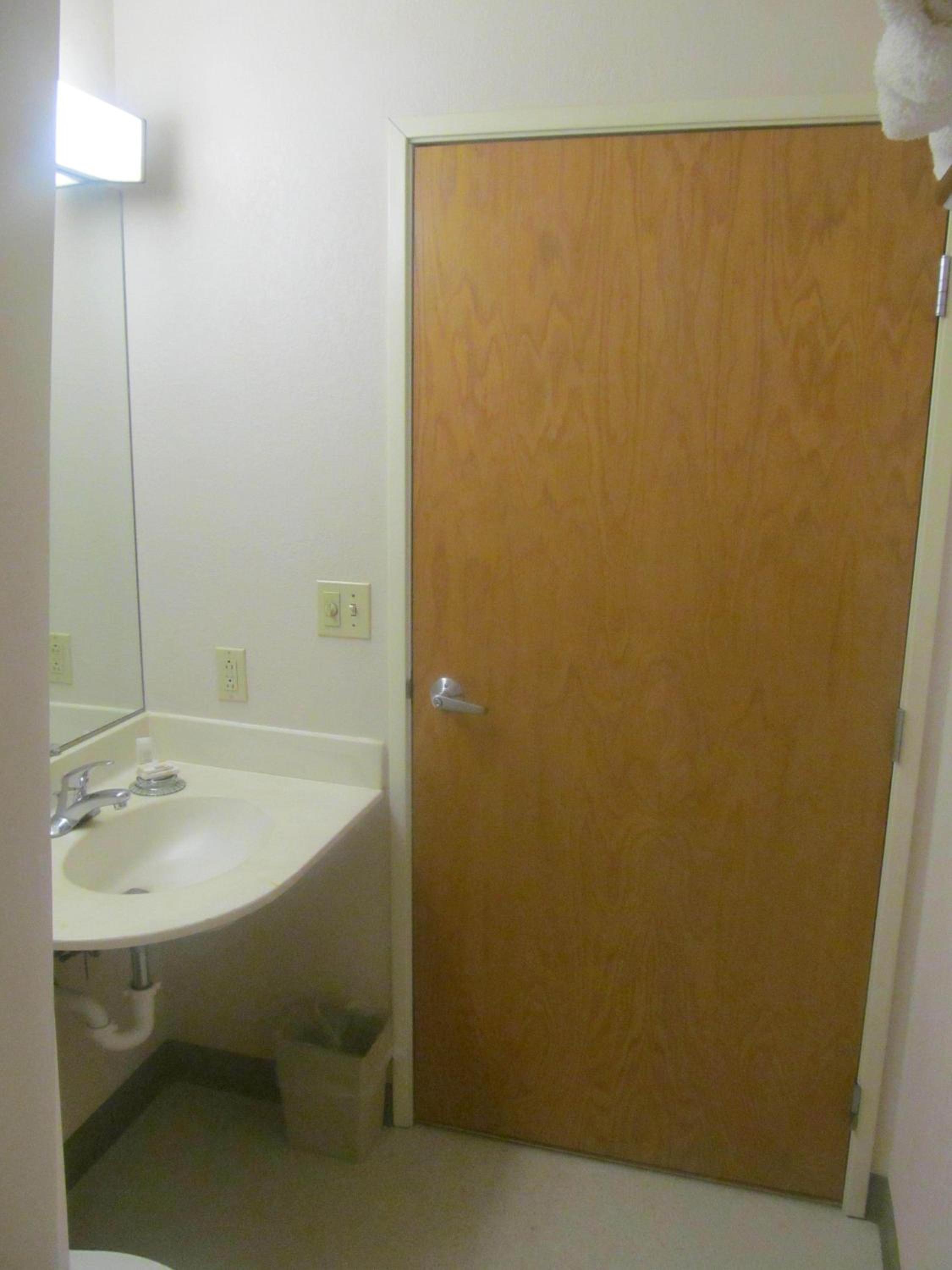 Queen Room with One Queen Bed - Non-Smoking - Photo 9