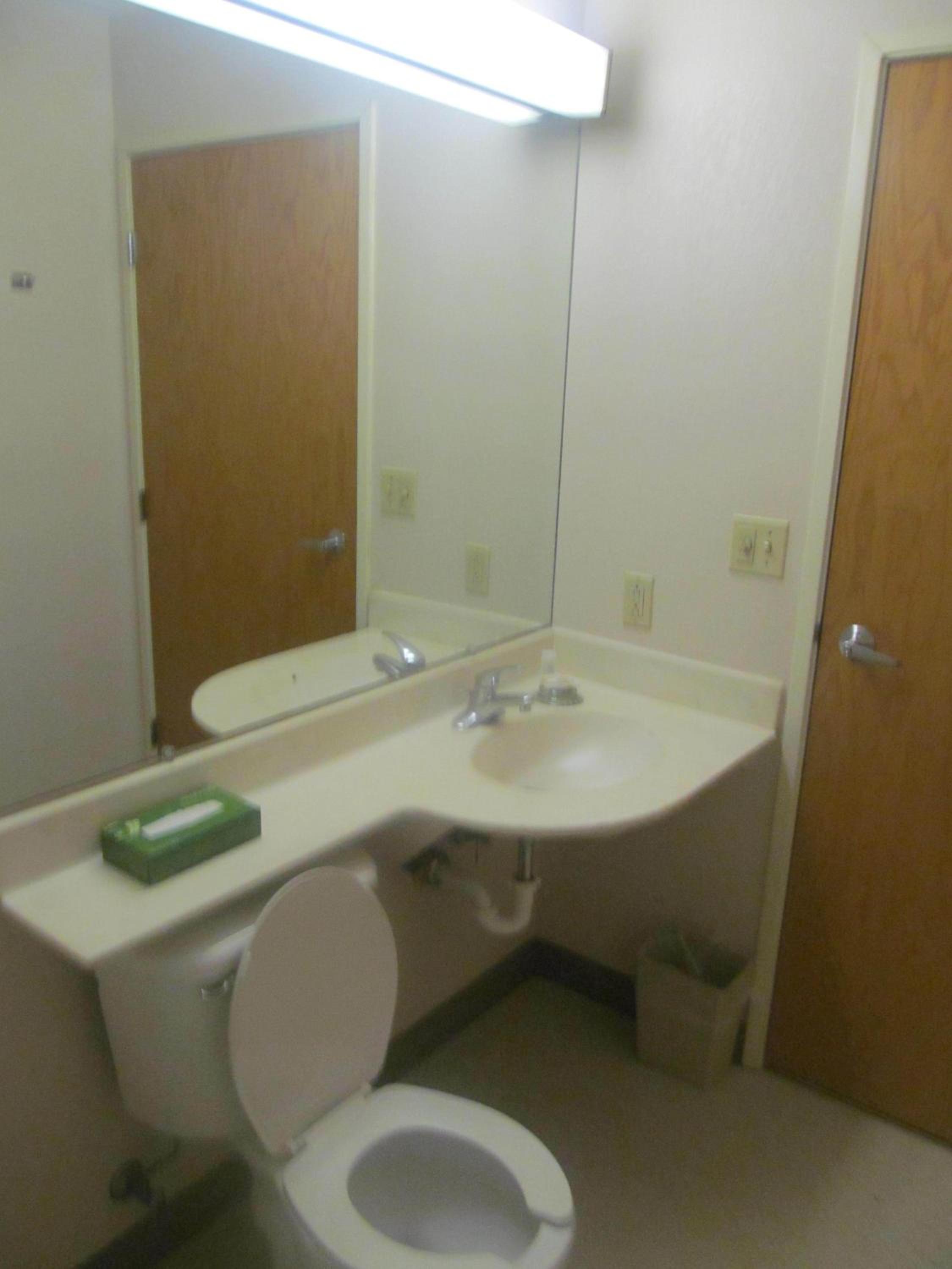 Queen Room with One Queen Bed - Non-Smoking - Photo 8