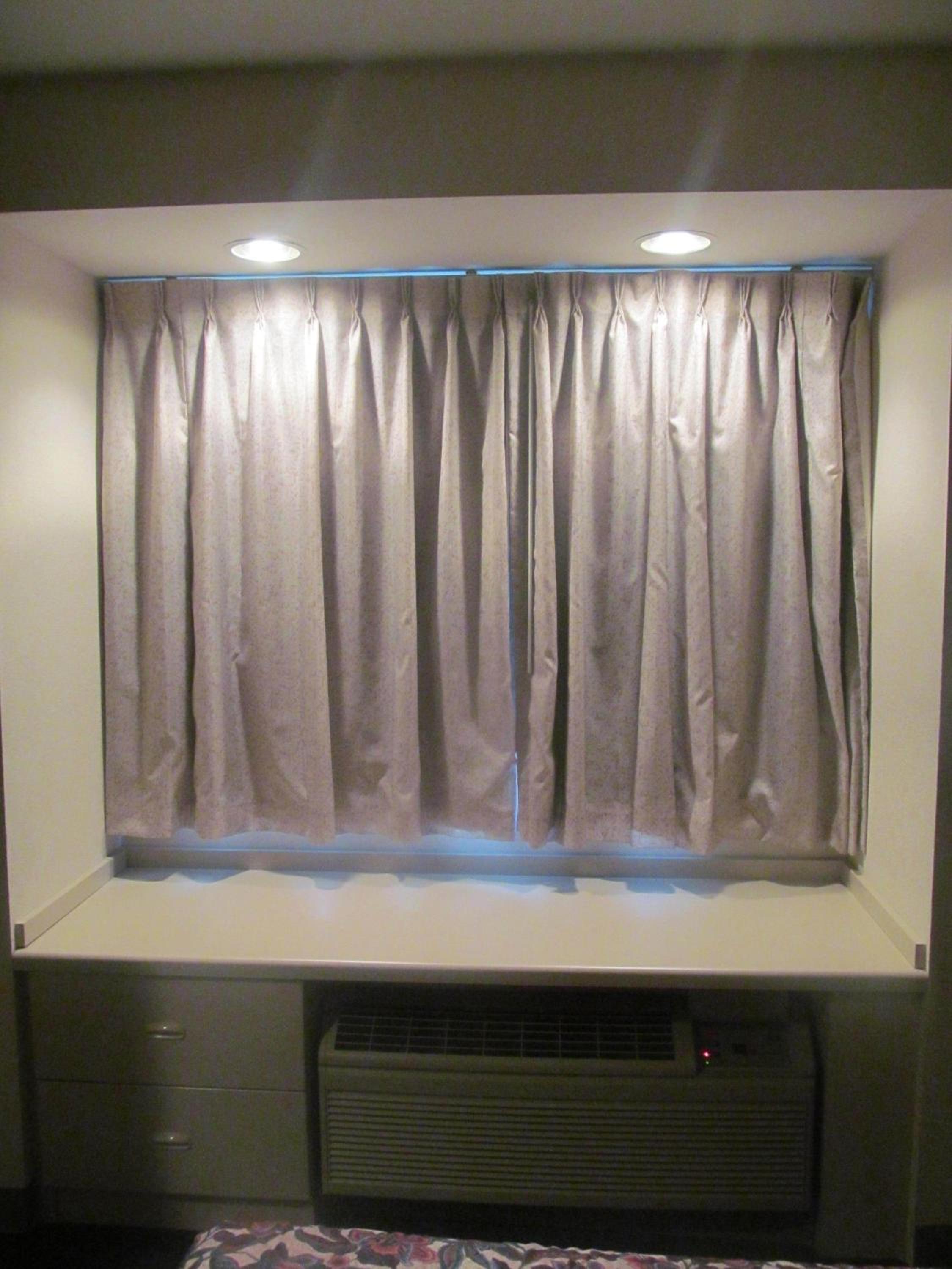Queen Room with One Queen Bed - Non-Smoking - Photo 6