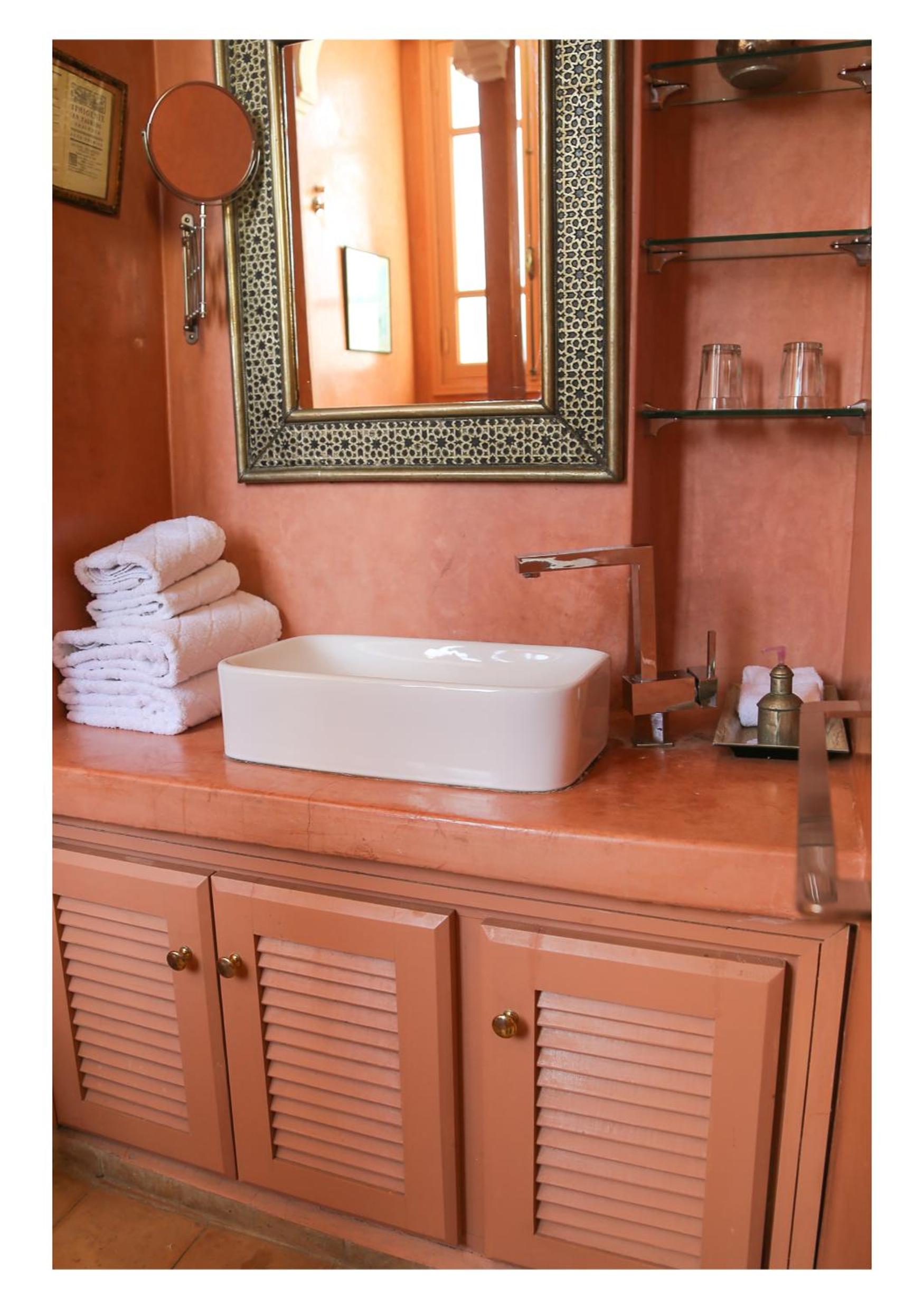 Room 4 - Photo 7