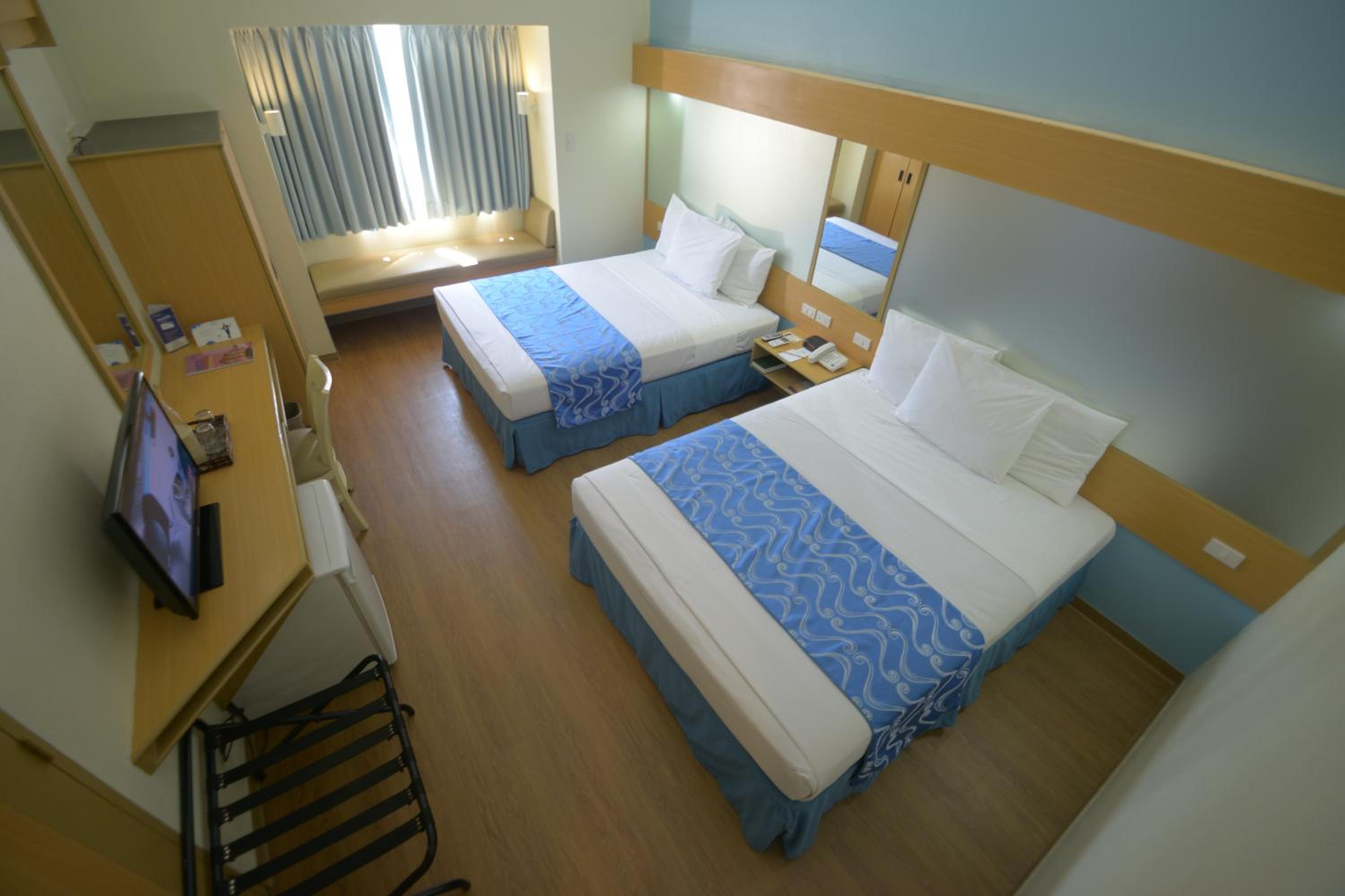 2 Queen Beds Room photo 2