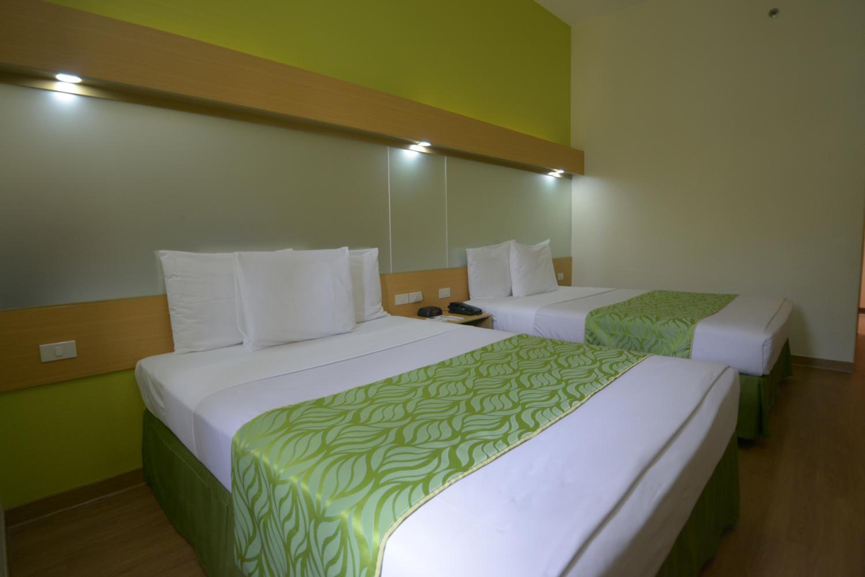 2 Queen Beds Room photo 3