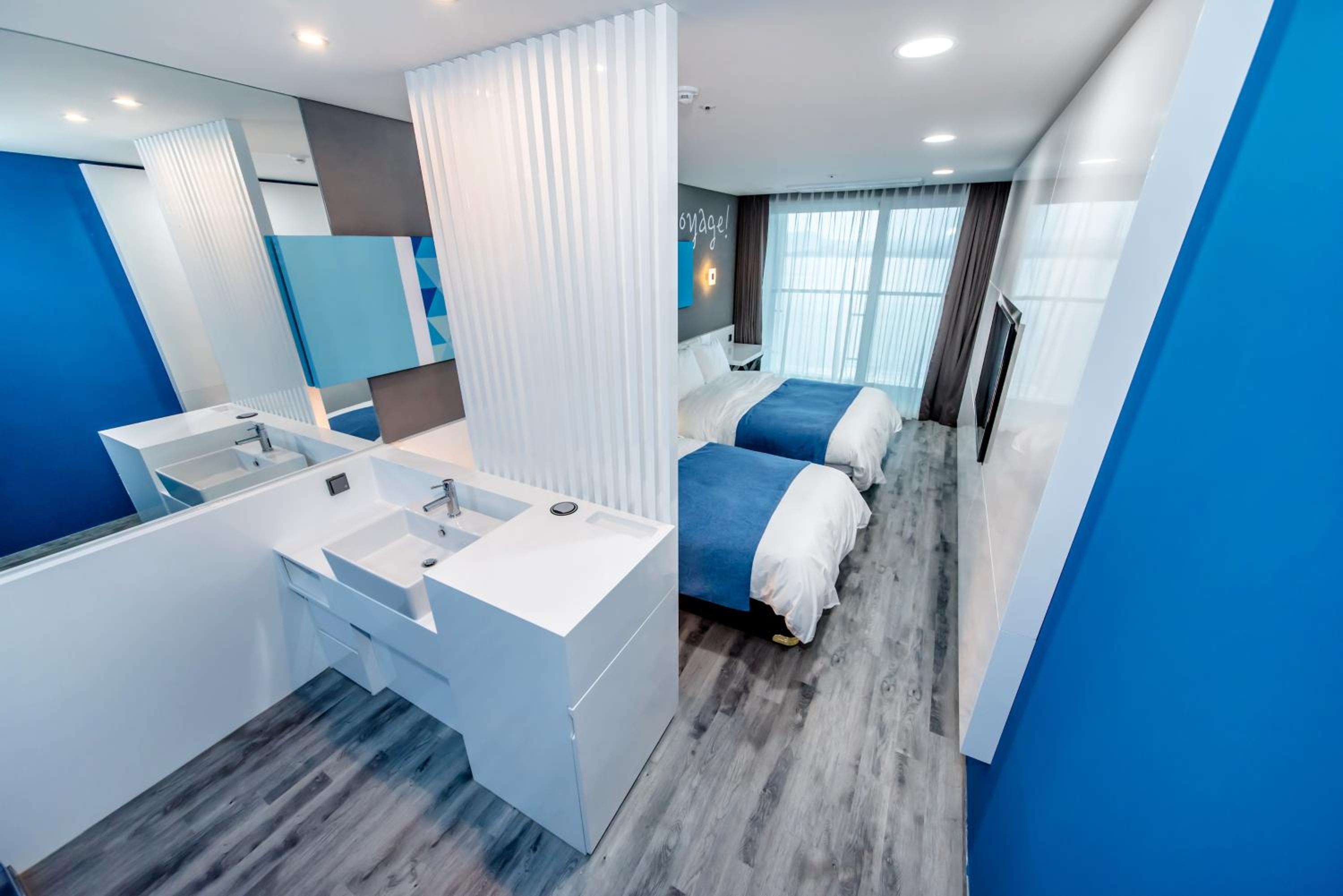 Deluxe Twin Room with Sea View photo 2