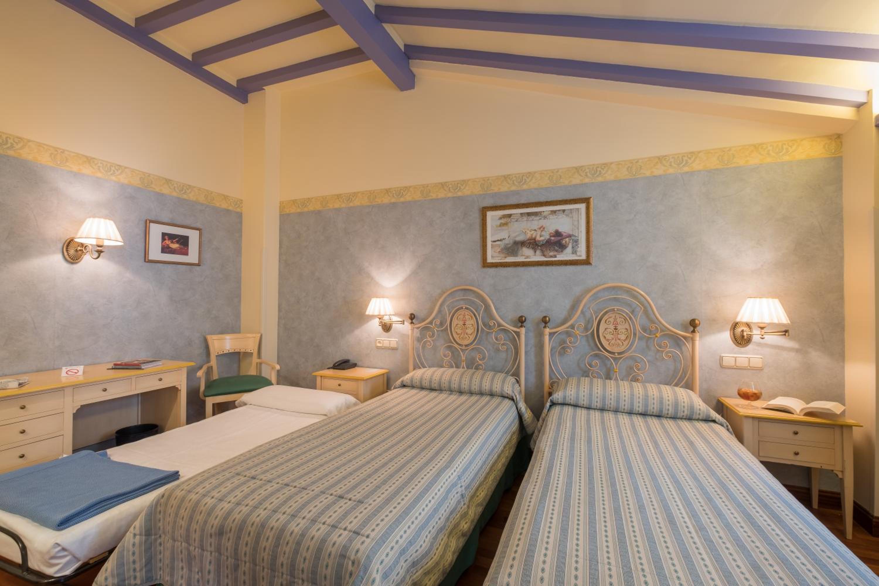 Twin Room - Photo 3