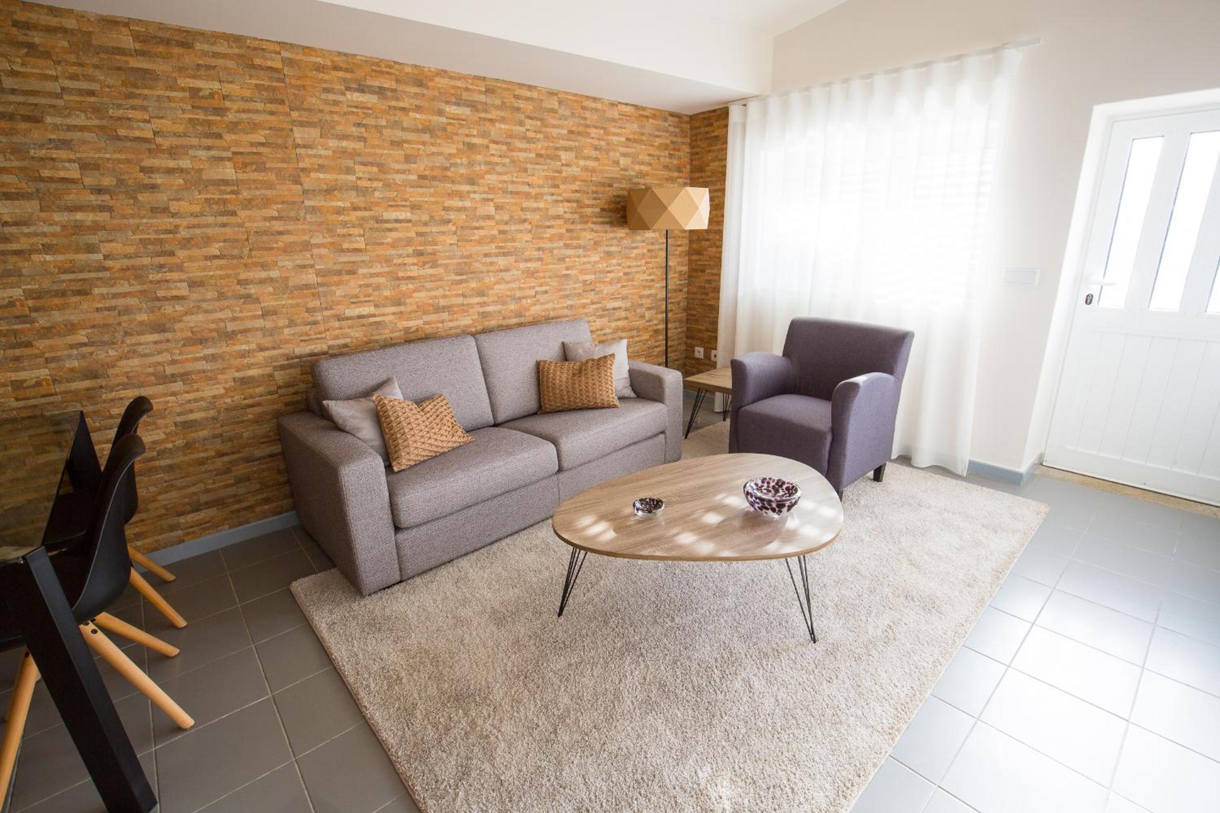Two-Bedroom House - Photo 2