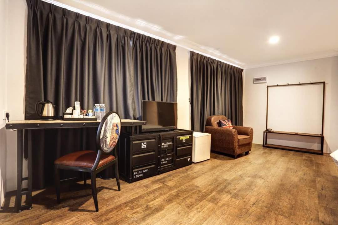 Family Room photo 3