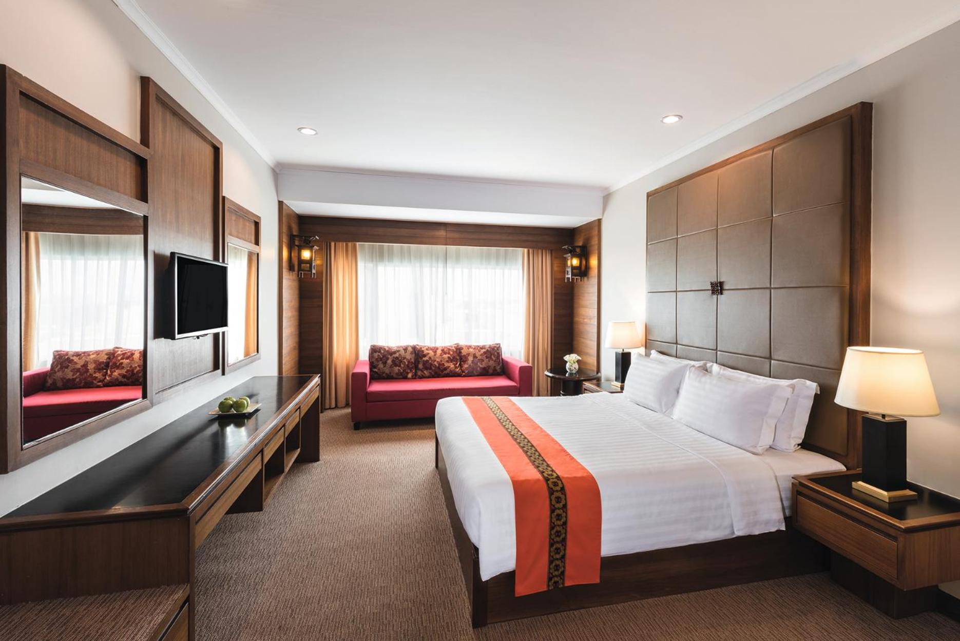 Deluxe King Room - Photo 9