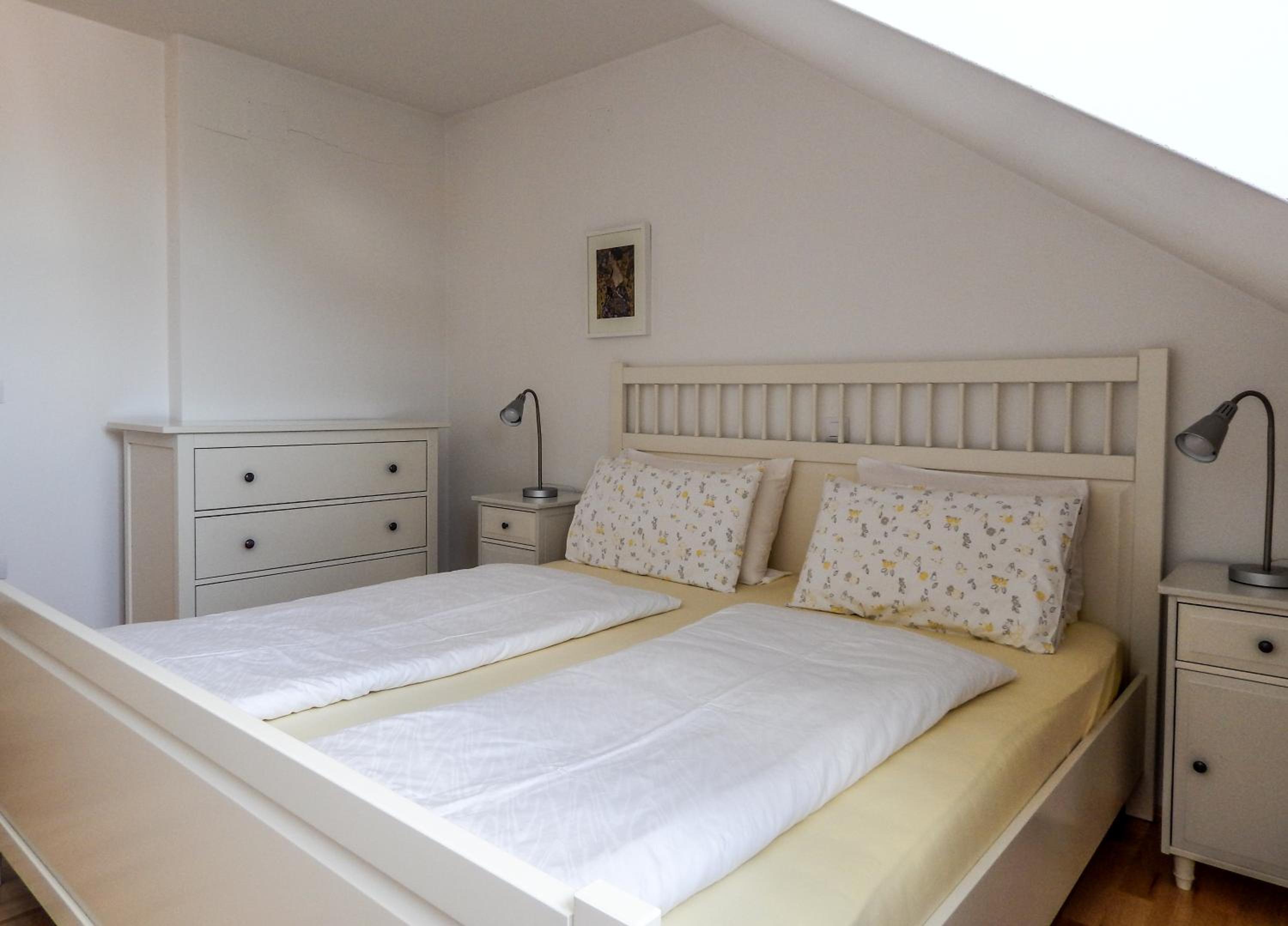 One-Bedroom Apartment with Balcony and Mountain View   photo 1