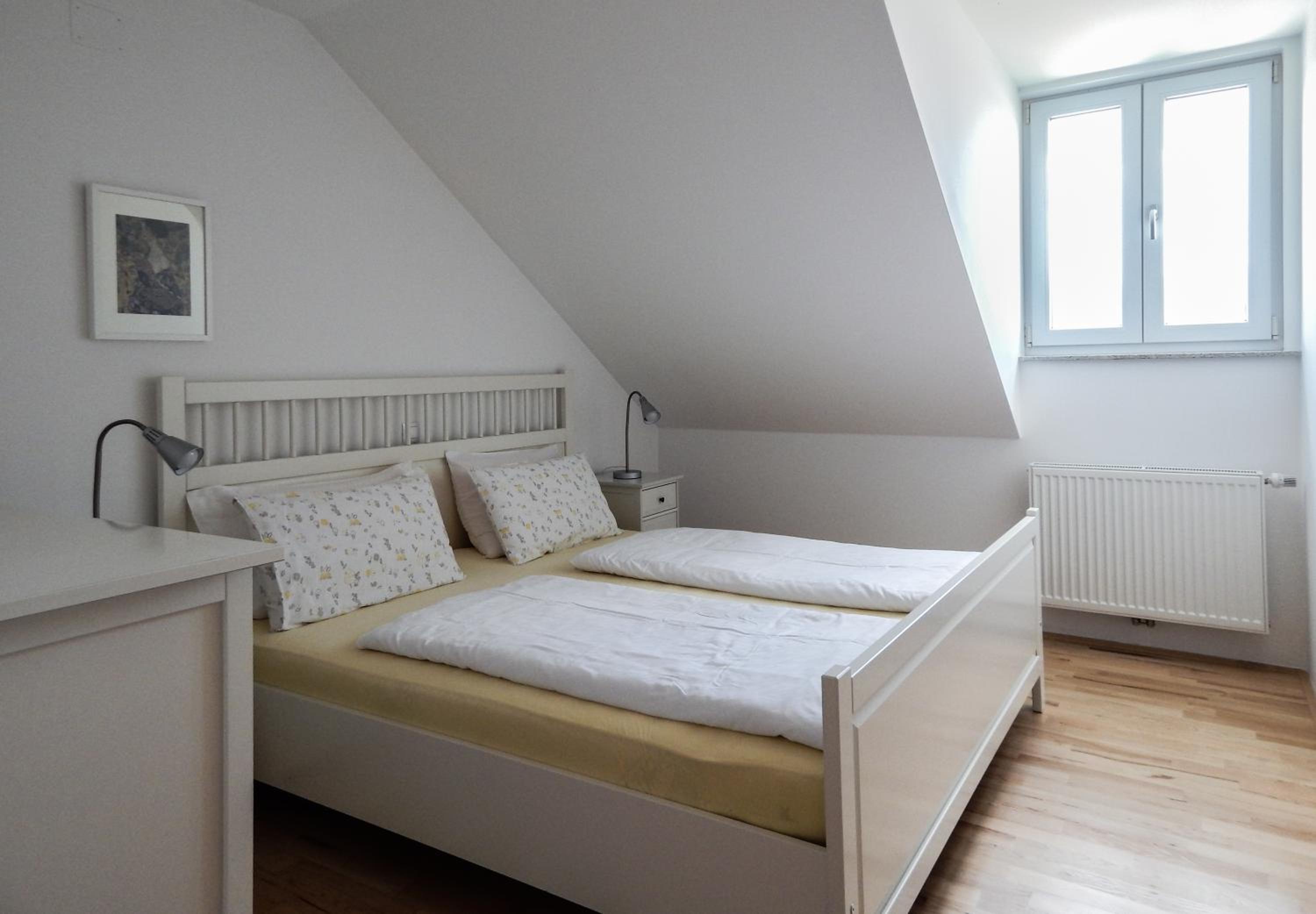 One-Bedroom Apartment with Balcony and Mountain View   photo 2