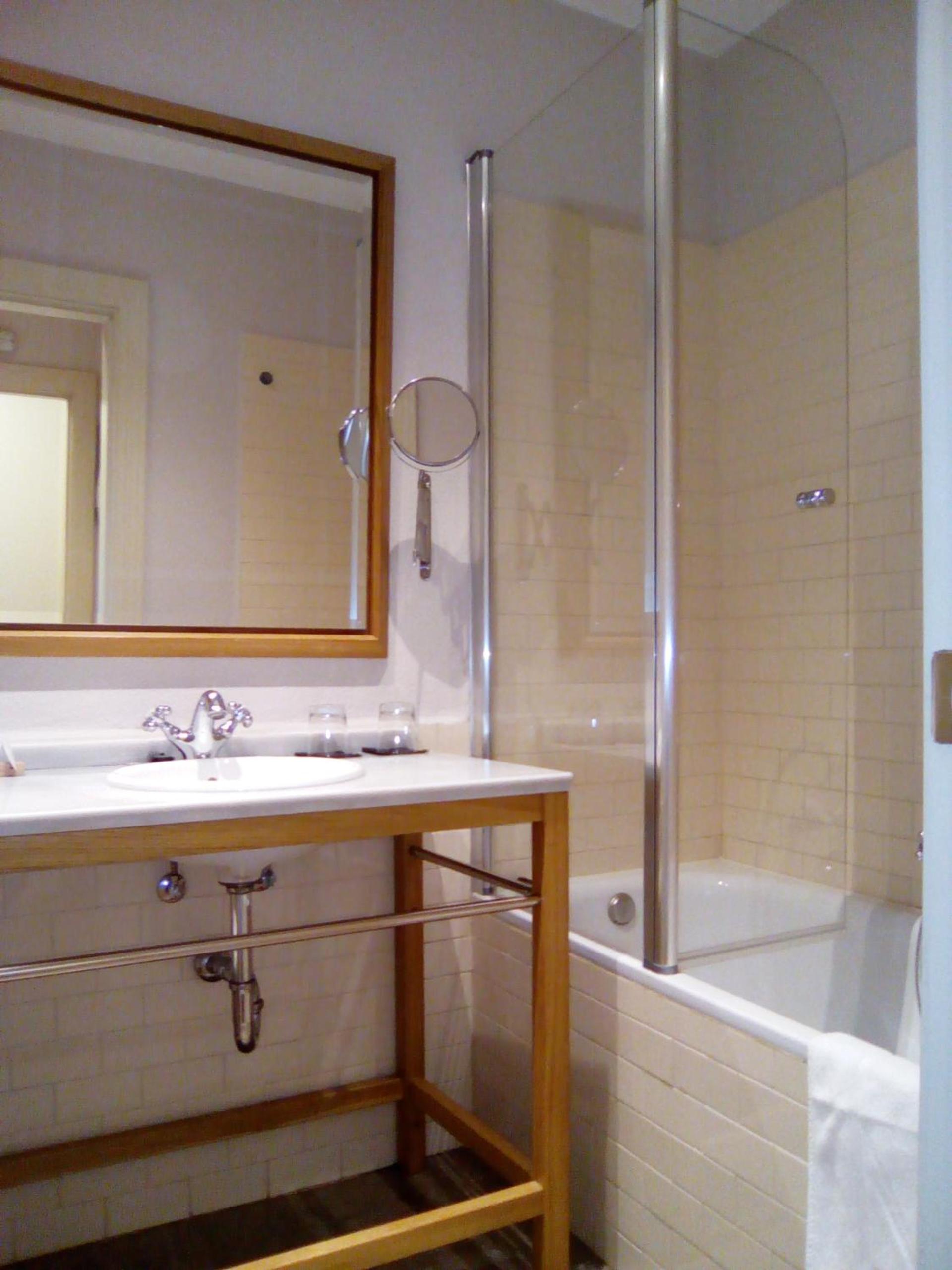 Double or Twin Room - Photo 8