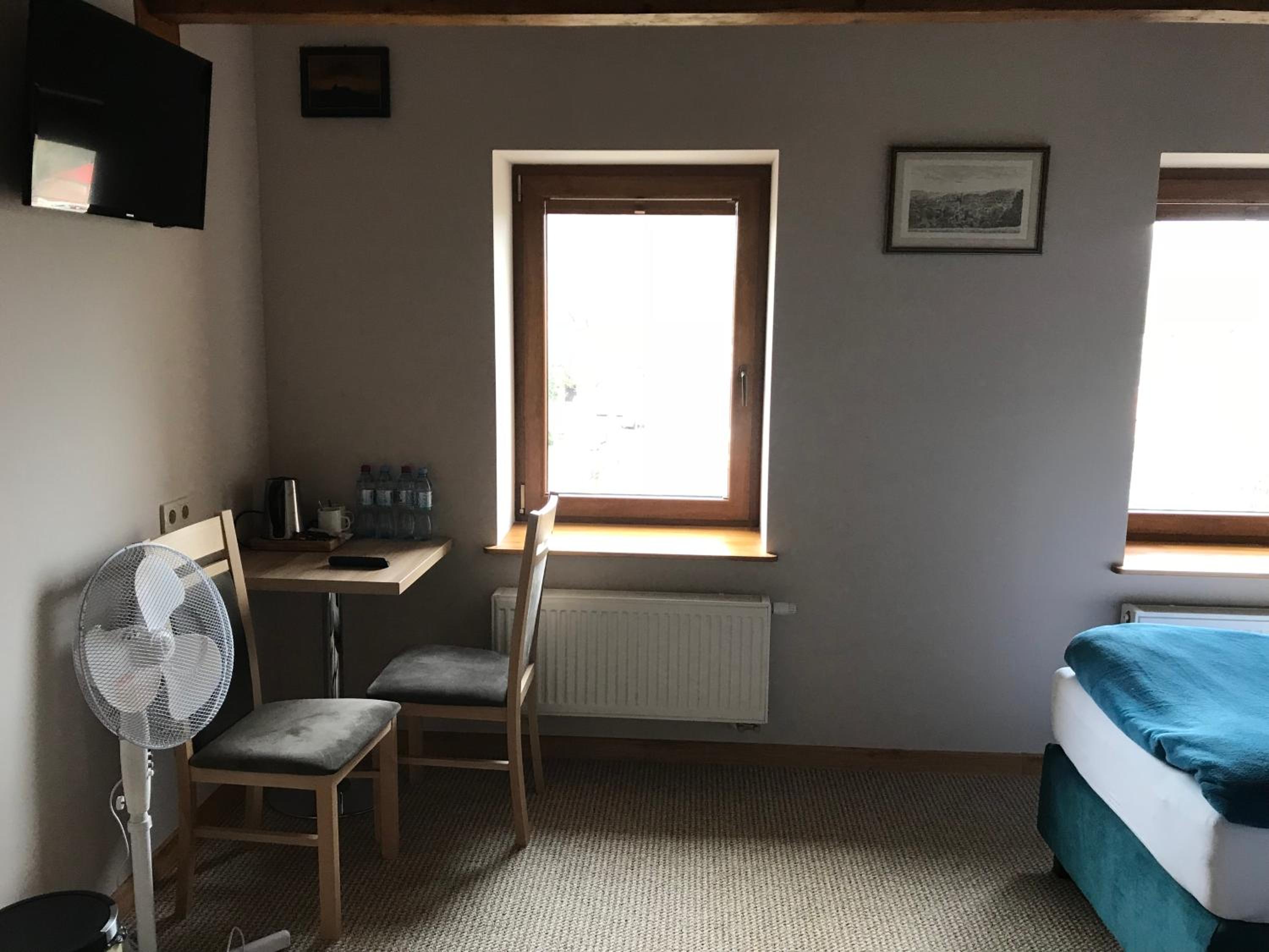 Large Twin Room - Photo 2
