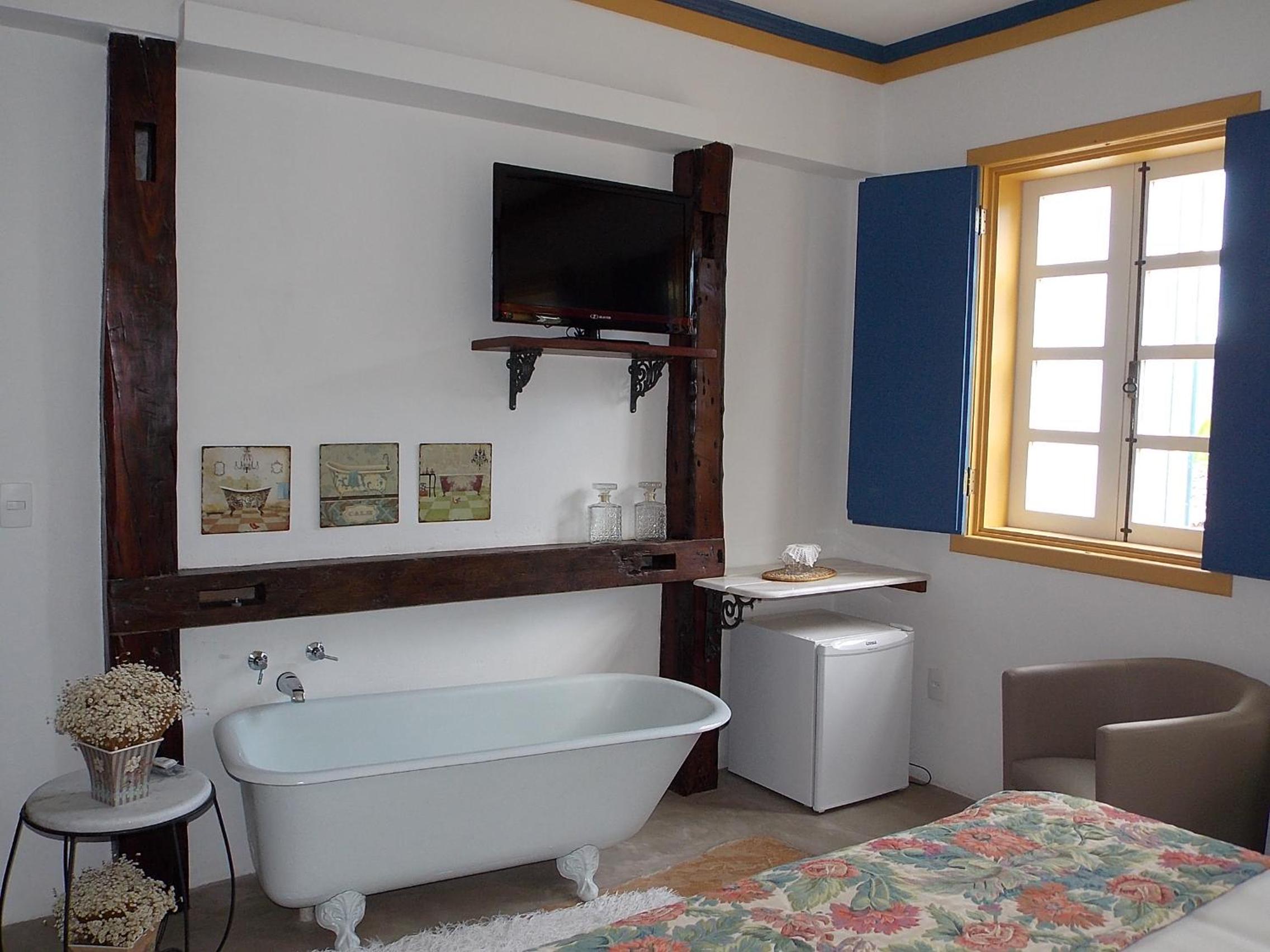 Deluxe Double Room with Bath - Photo 7