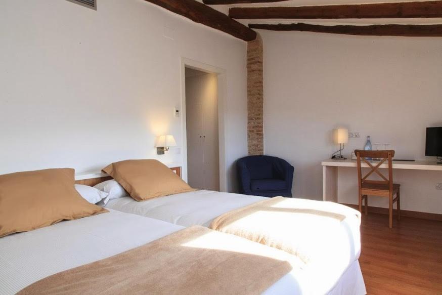 Double or Twin Room with Private Bathroom photo 3