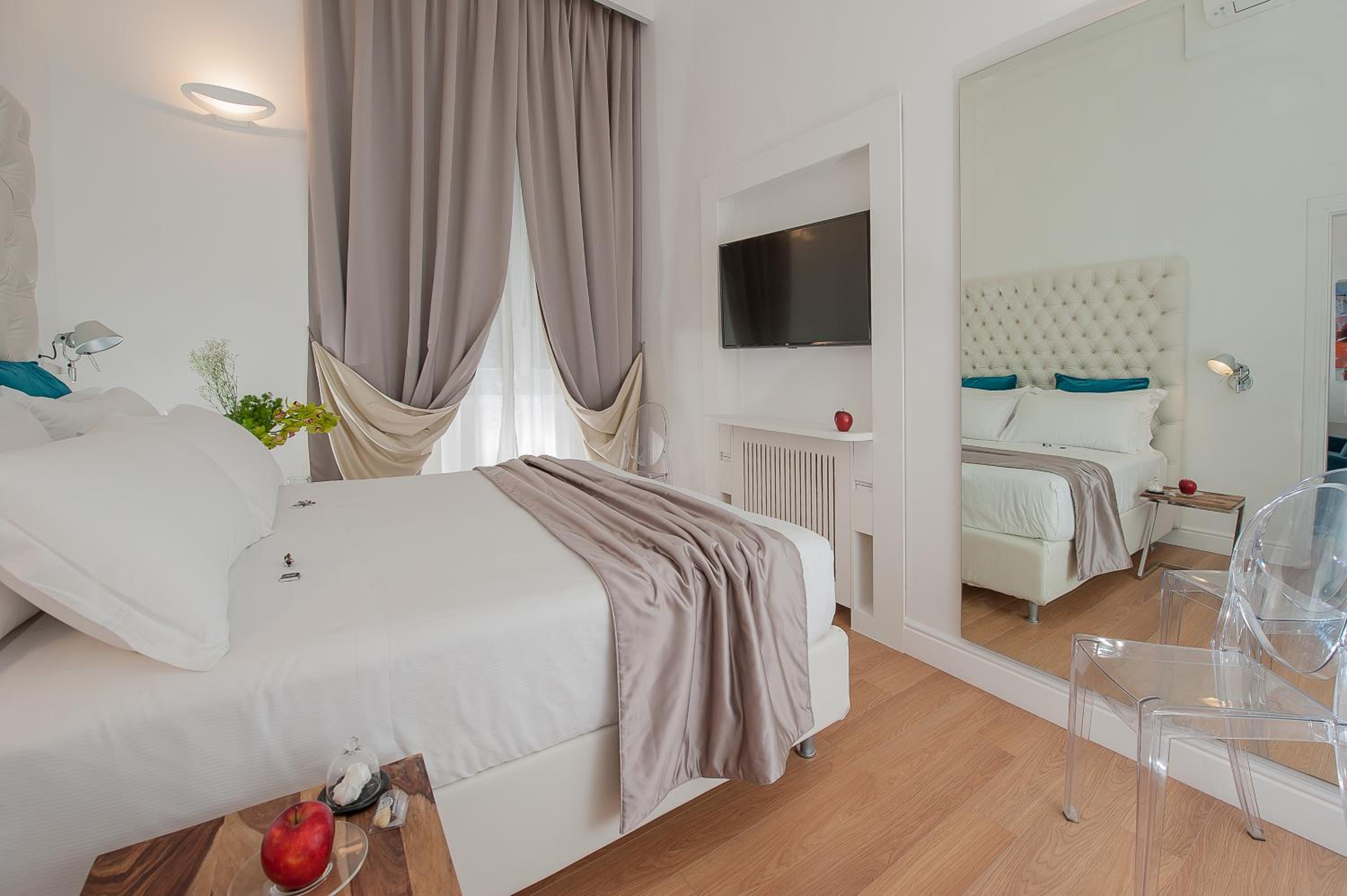 One-Bedroom Apartment - Separate Building - Piazza della Maddalena 2 photo 2