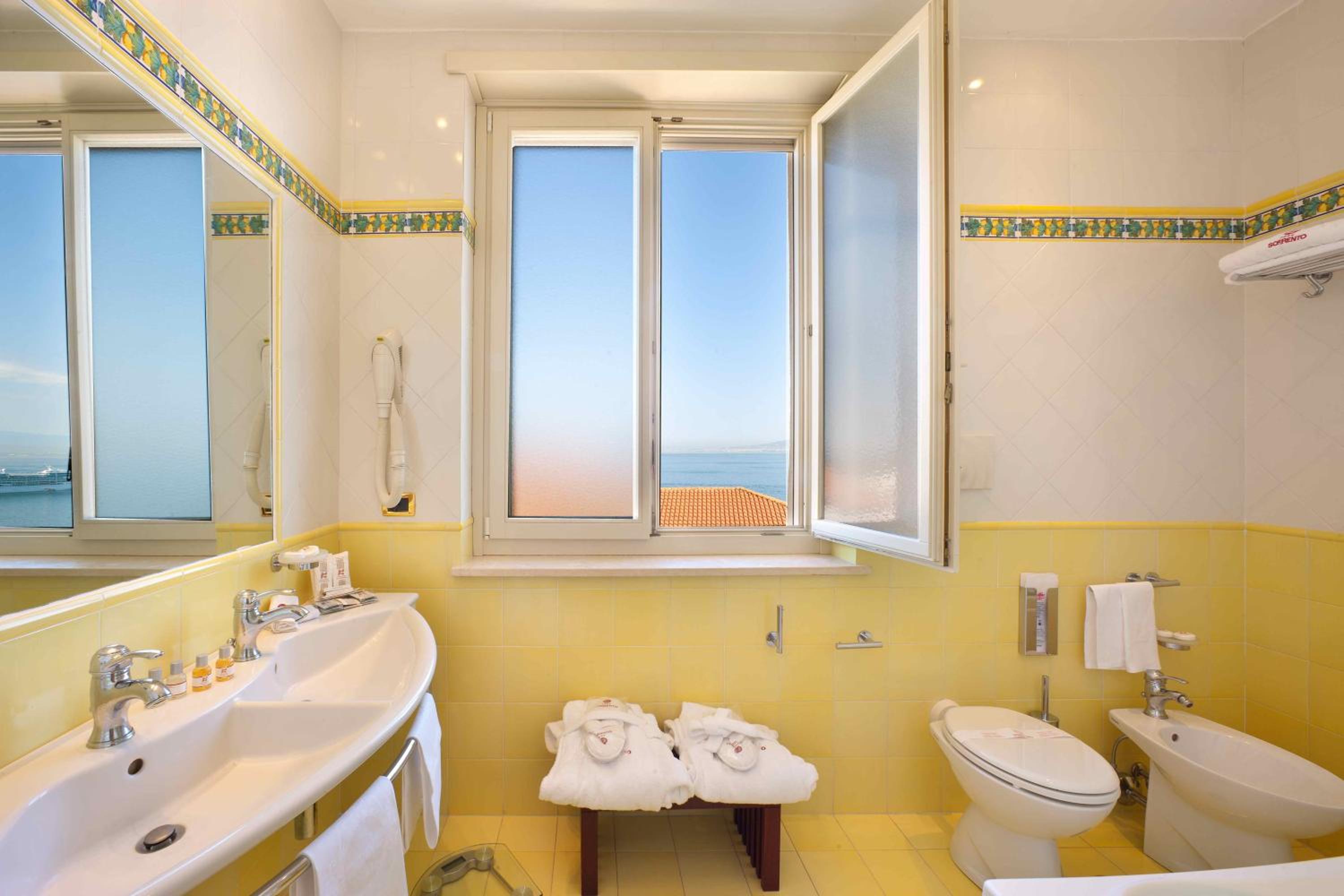 Junior Suite with Sea View - Photo 2