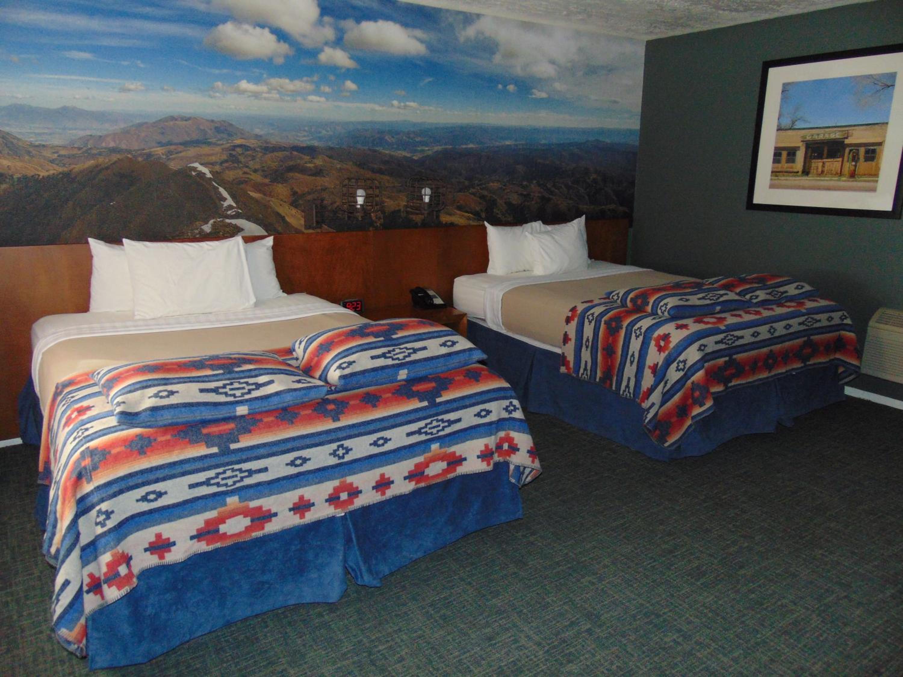 Queen Room with Two Queen Beds - Photo 5