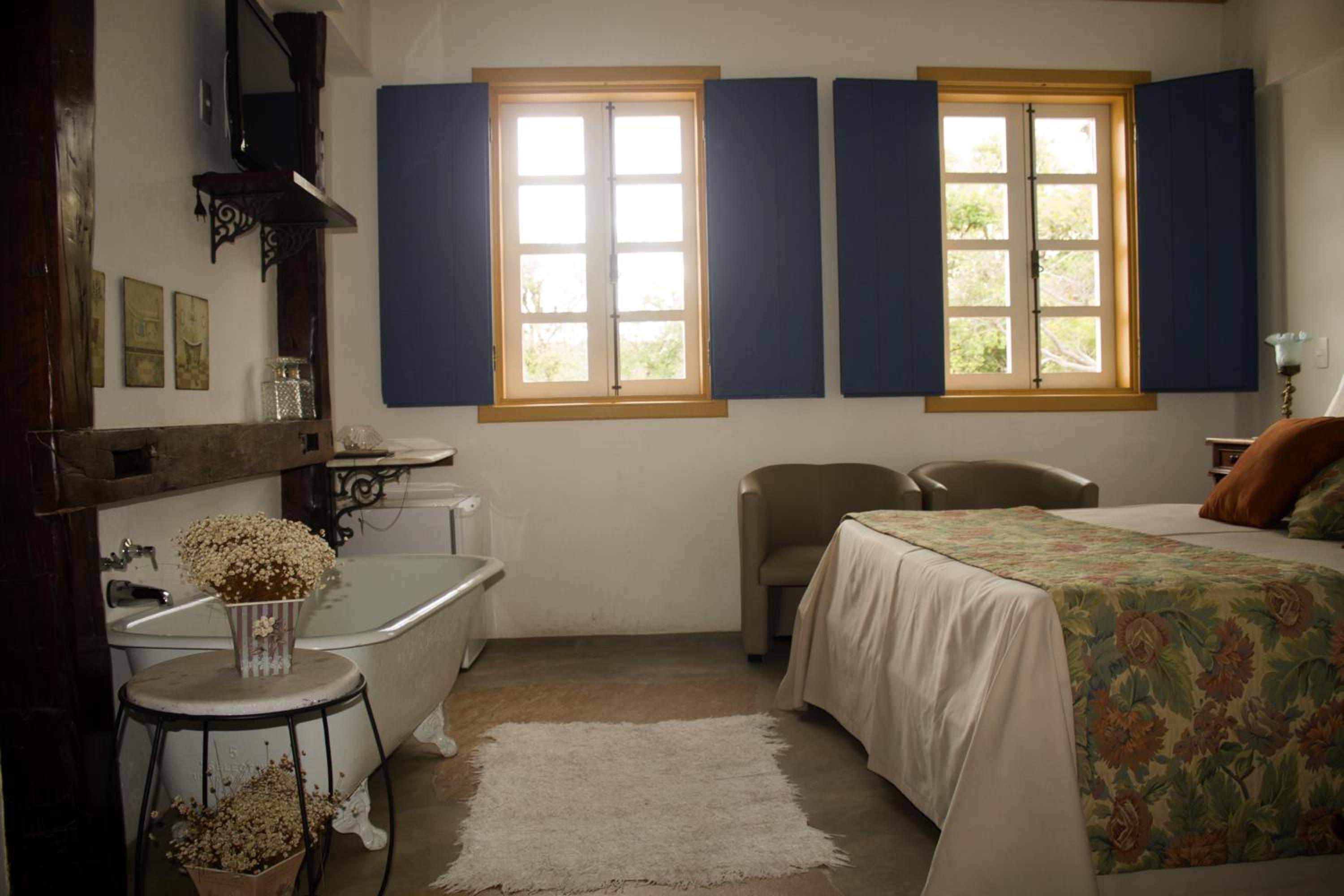 Deluxe Double Room with Bath - Photo 4
