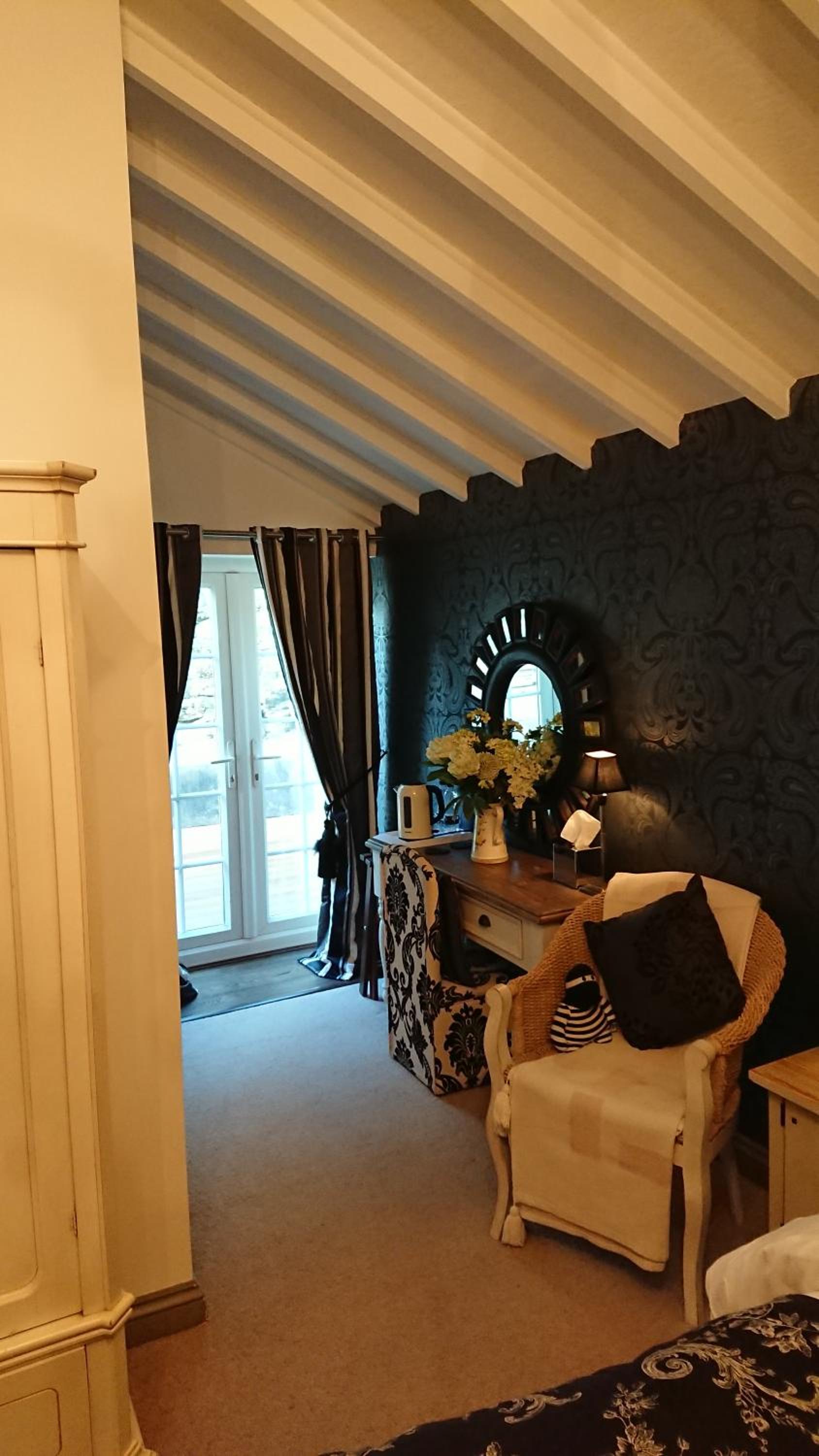 Deluxe King Room - Photo 4