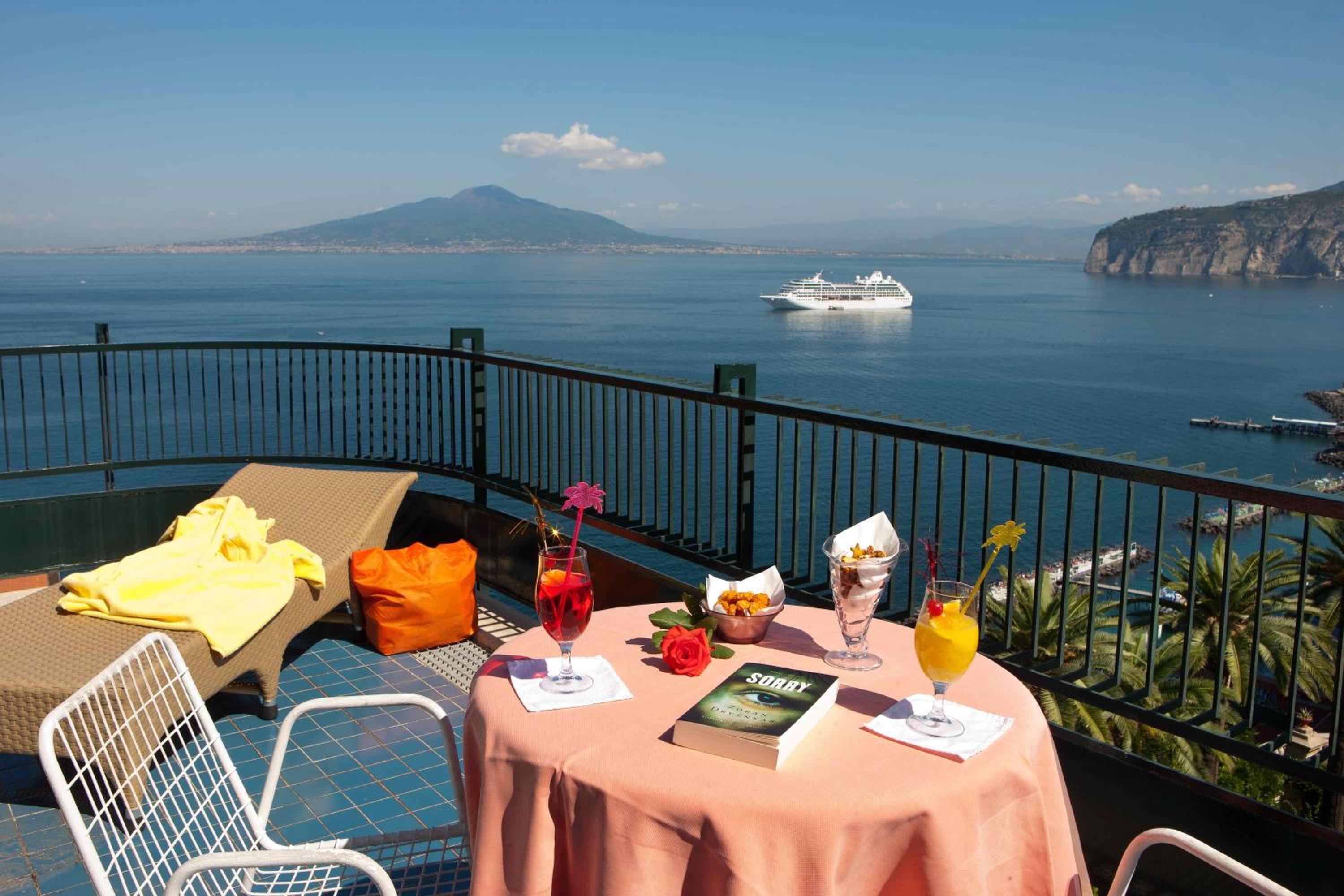 Suite with Sea View - Photo 4
