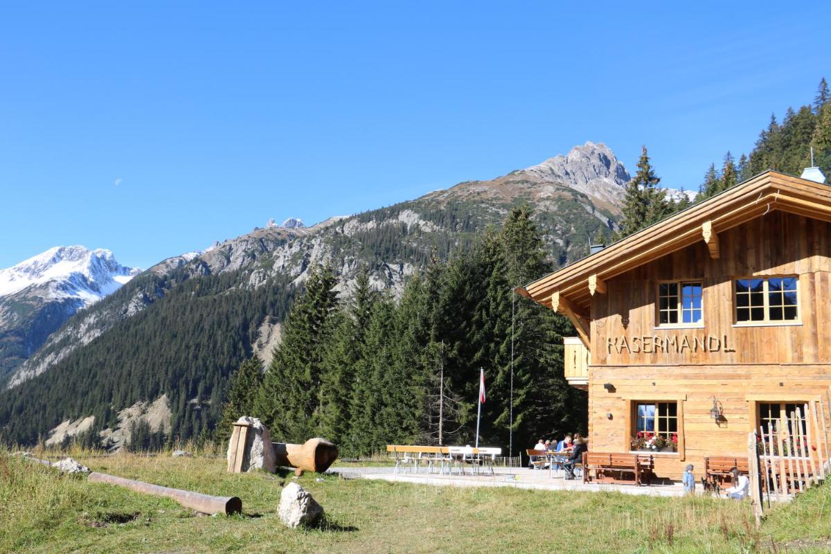One-Bedroom Apartment with Balcony and Mountain View   photo 1