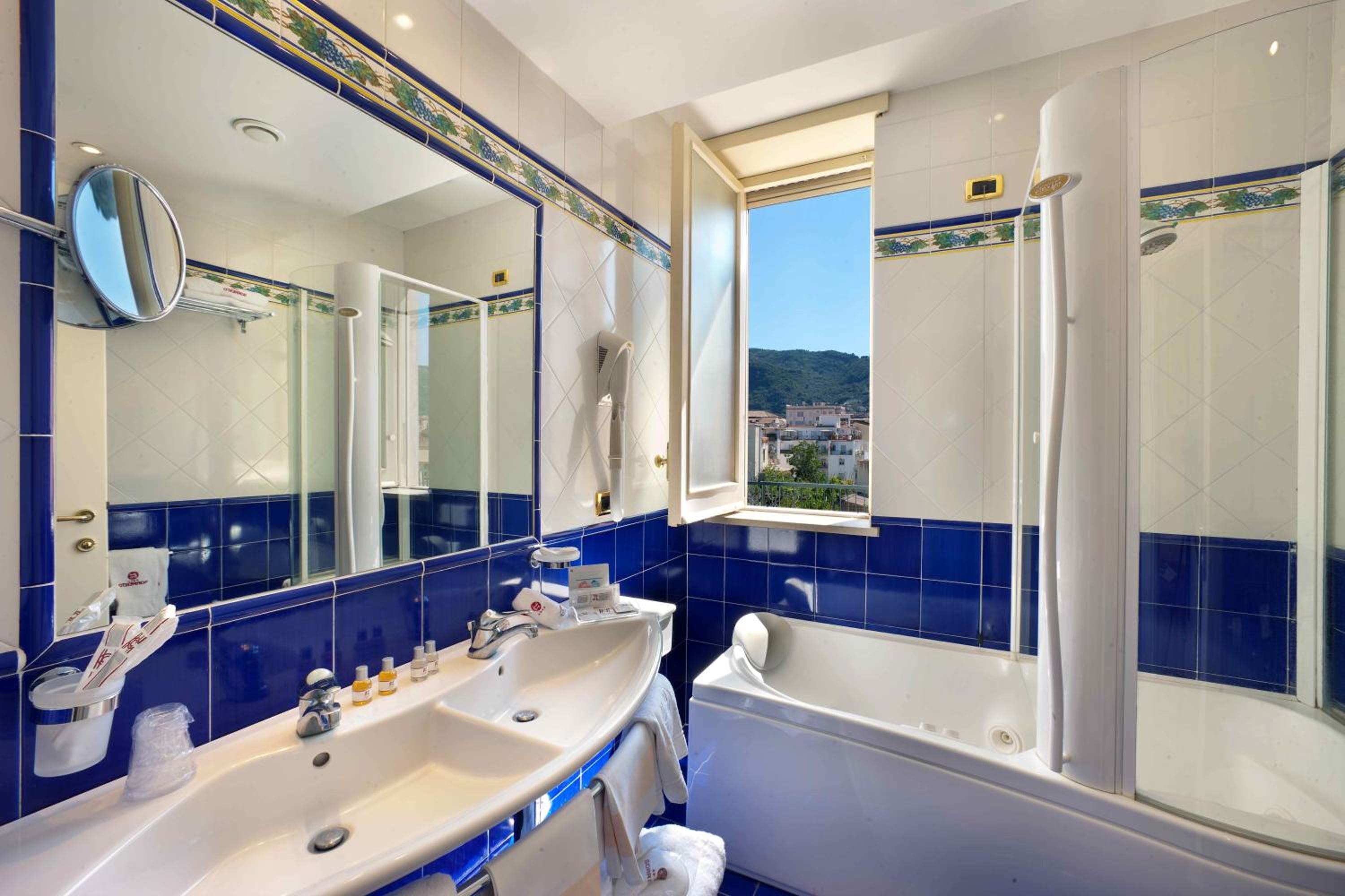 Junior Suite with Partial Sea View - Photo 3