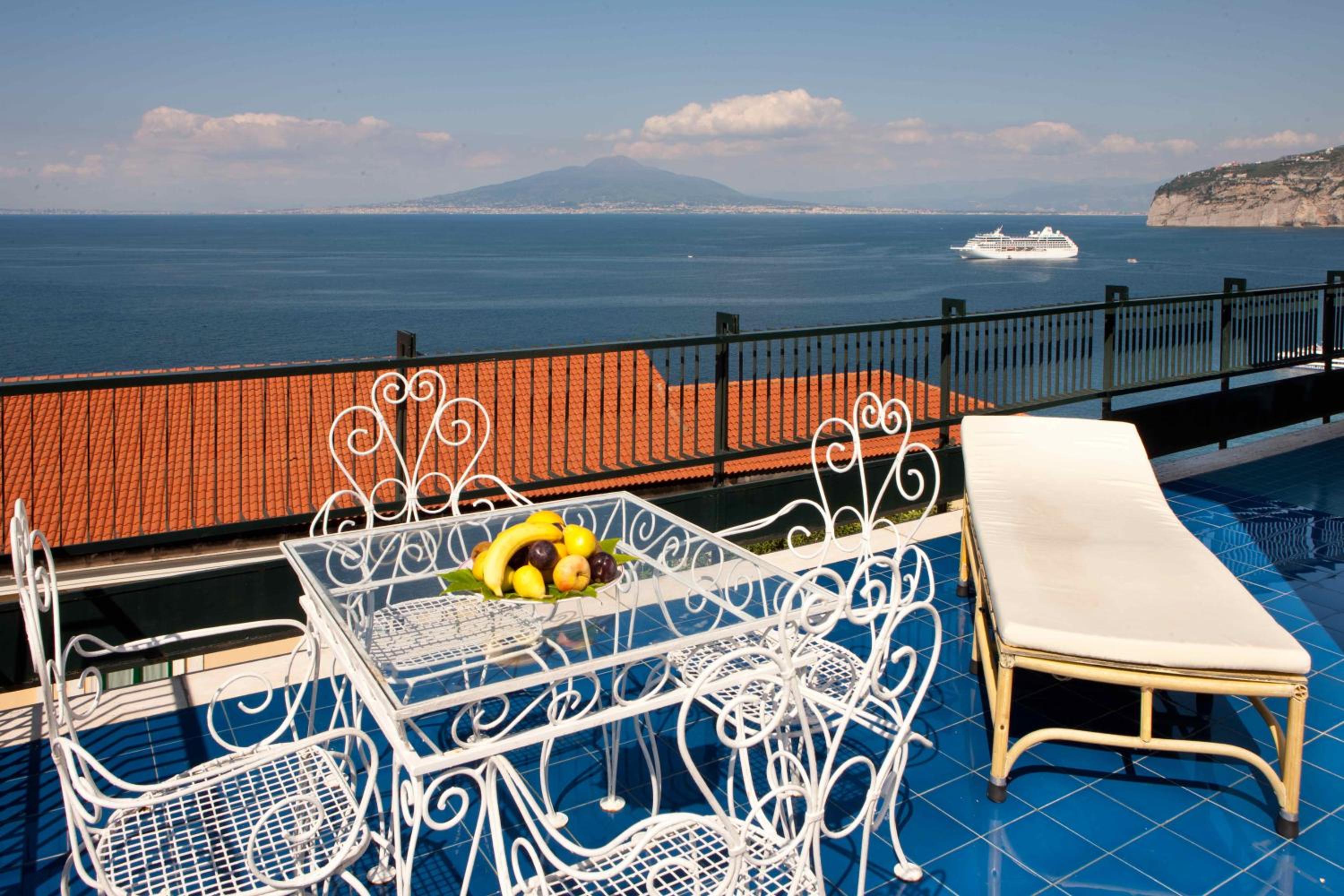 Suite with Sea View - Photo 12
