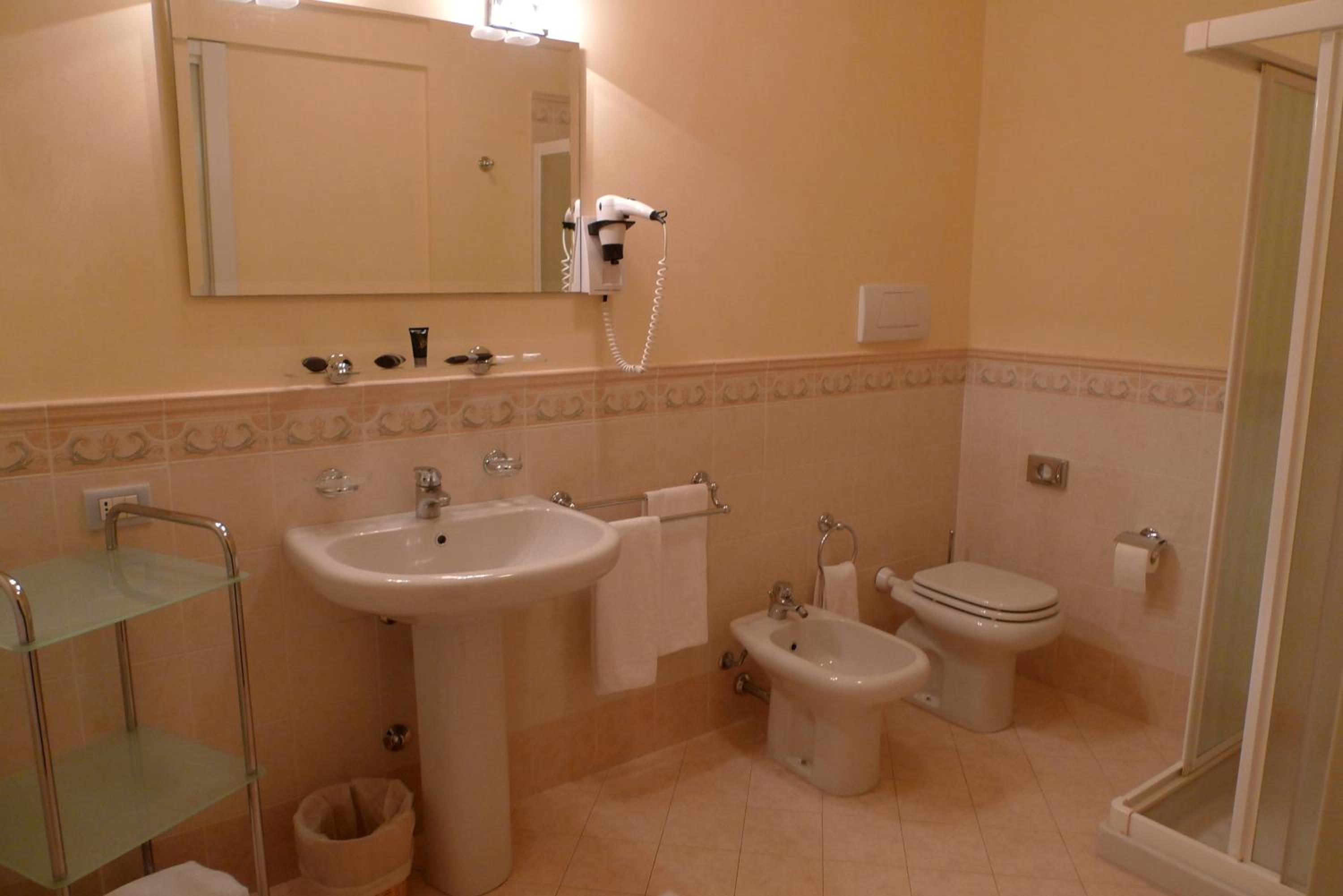 Deluxe One-Bedroom Apartment with Lake View photo 2