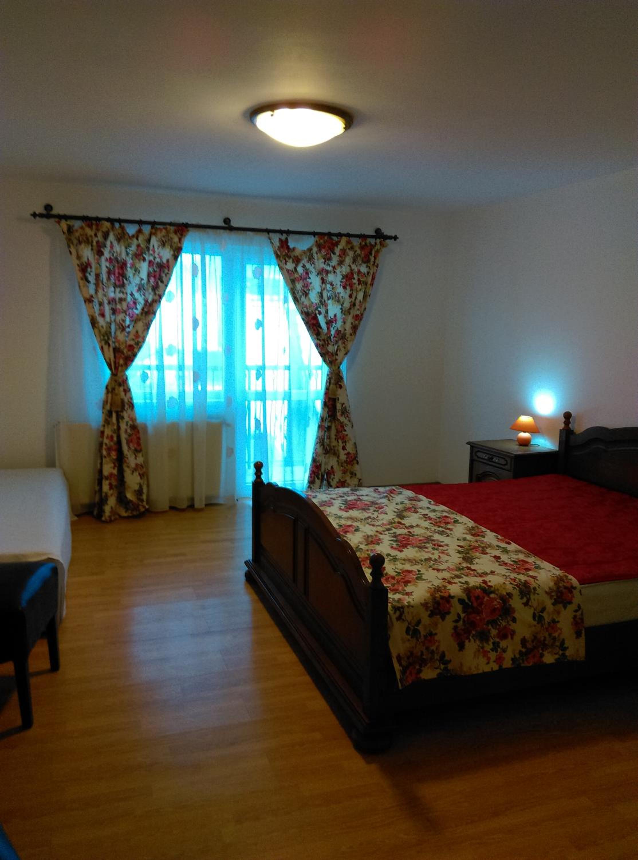 Double Room with Balcony - Photo 11