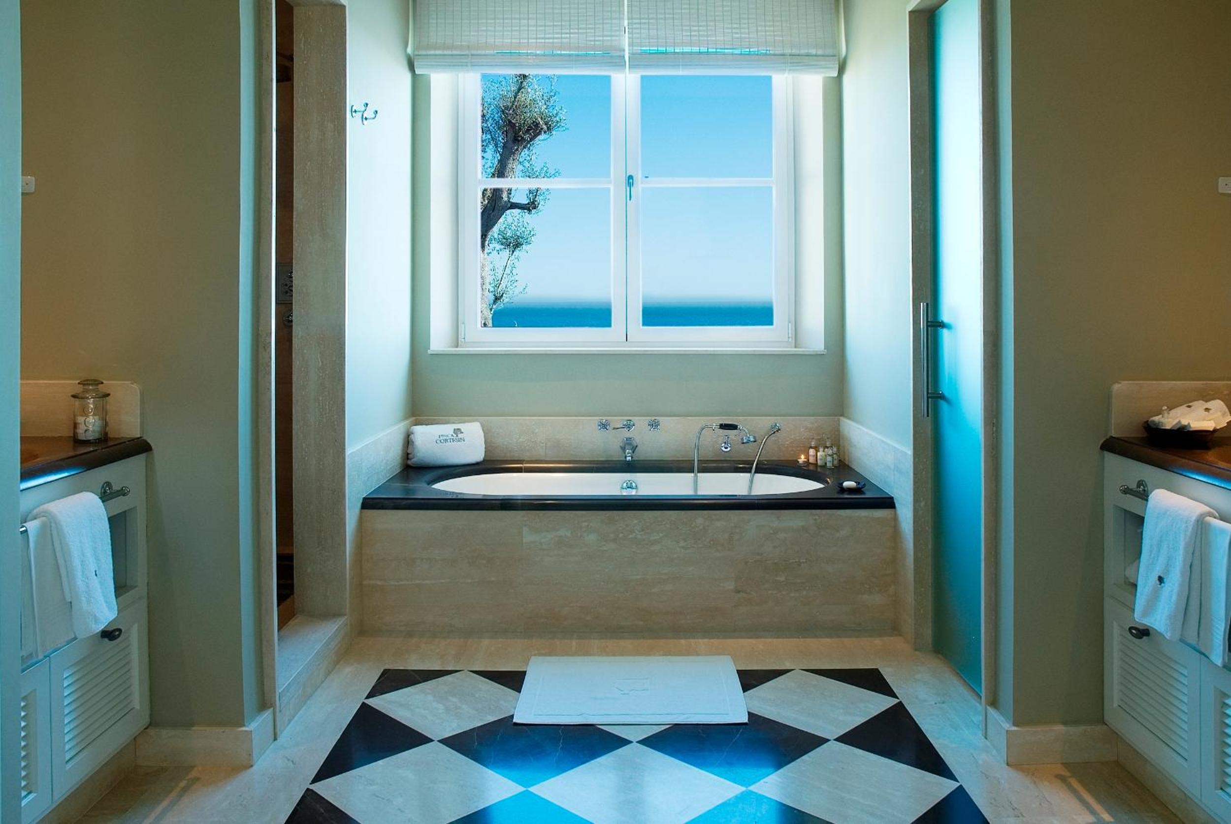 Suite con piscina privada y acceso al spa.