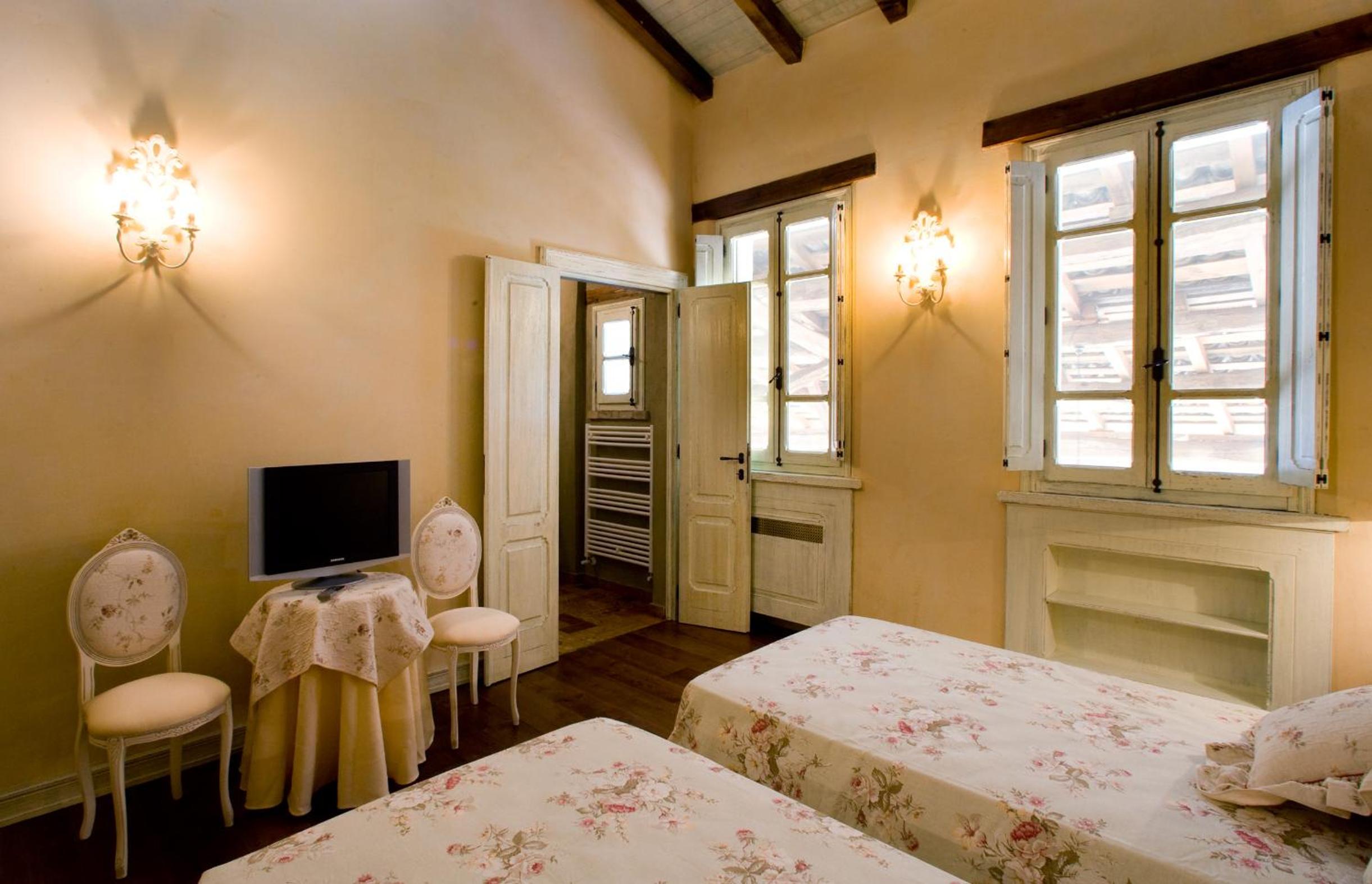 Twin Room with Private Bathroom photo 2