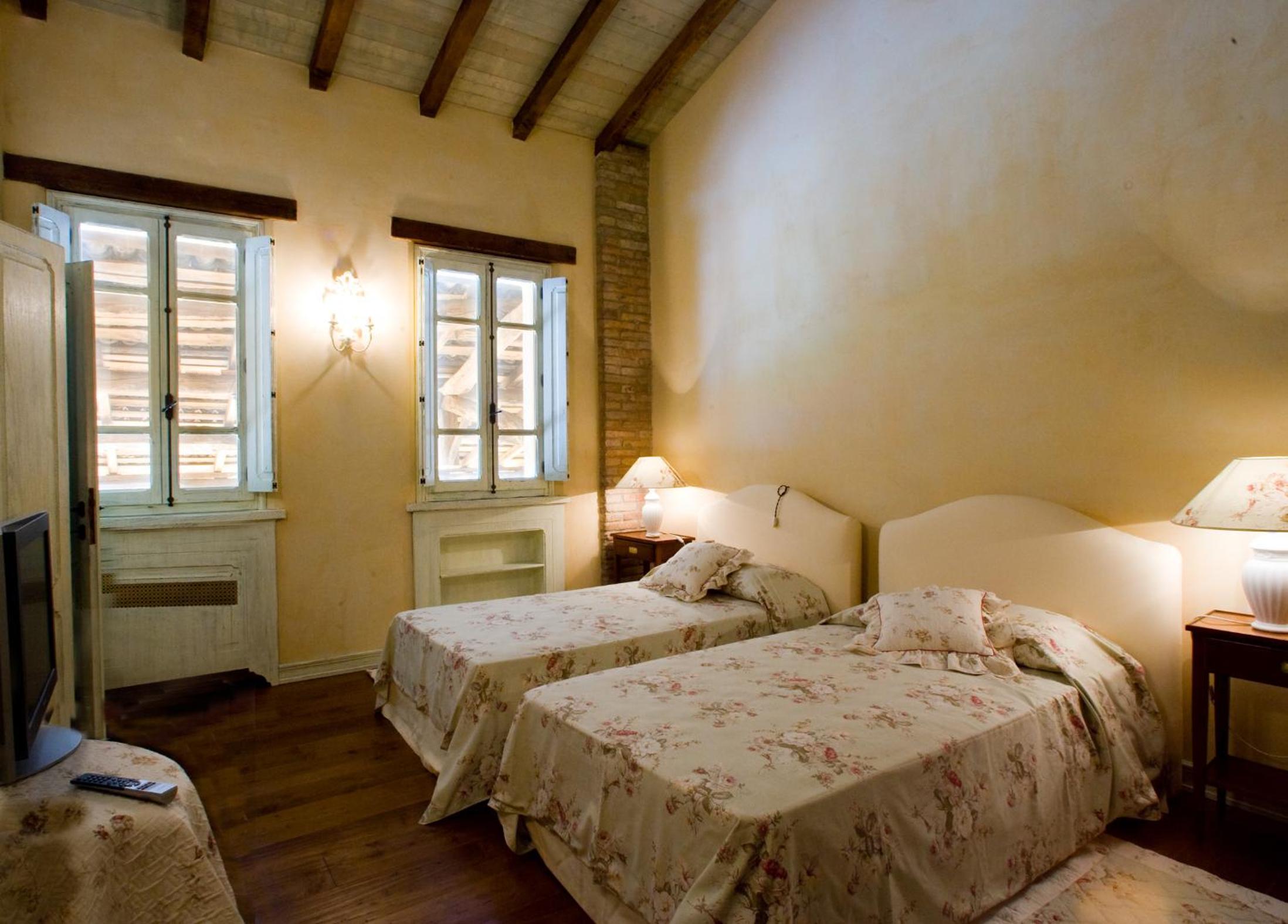 Twin Room with Private Bathroom photo 1
