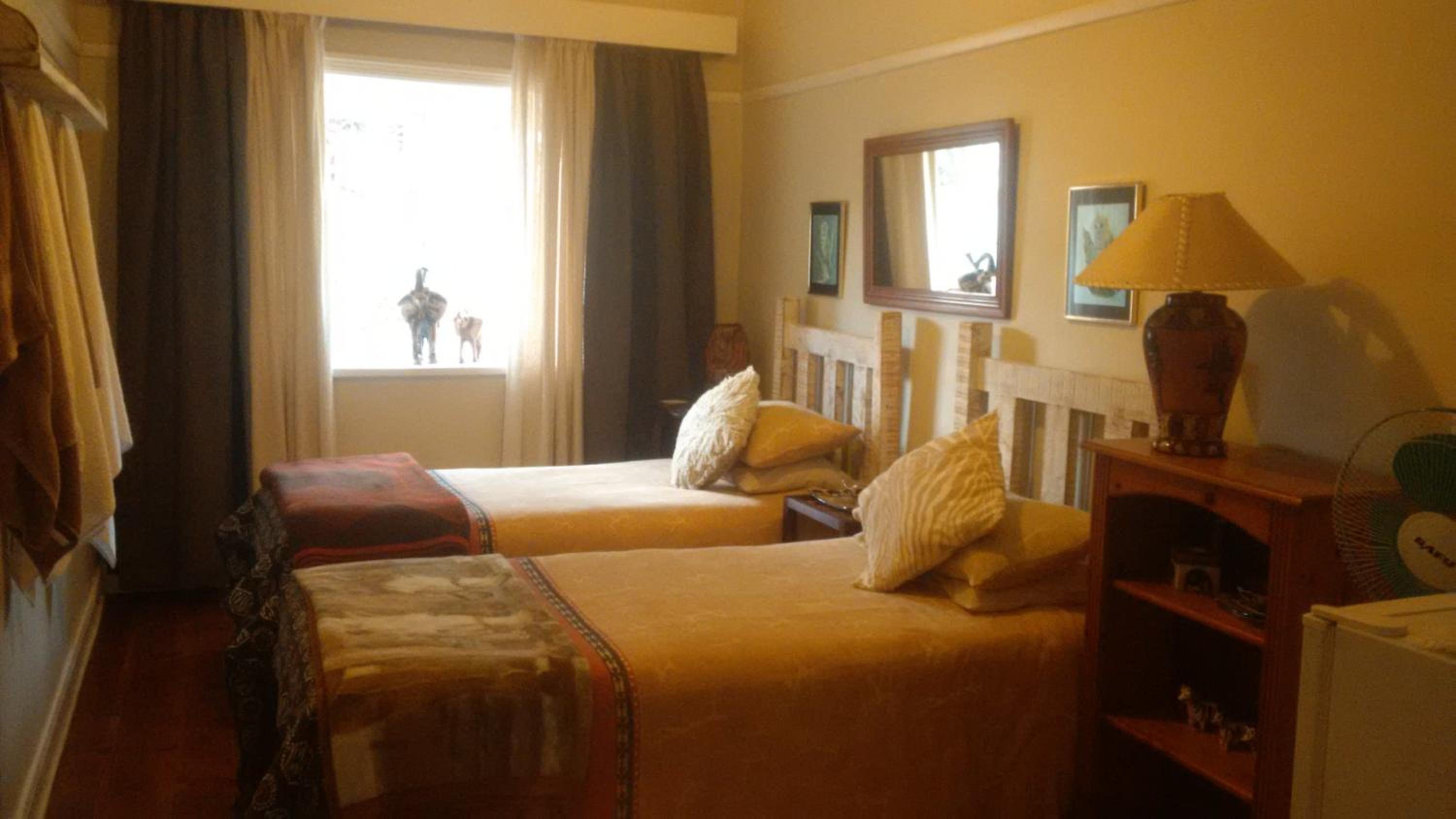 Budget Twin Room with Shared Bathroom photo 2