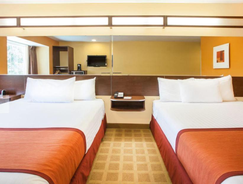 Queen Room With Two Queen Beds - Non-Smoking - Photo 1