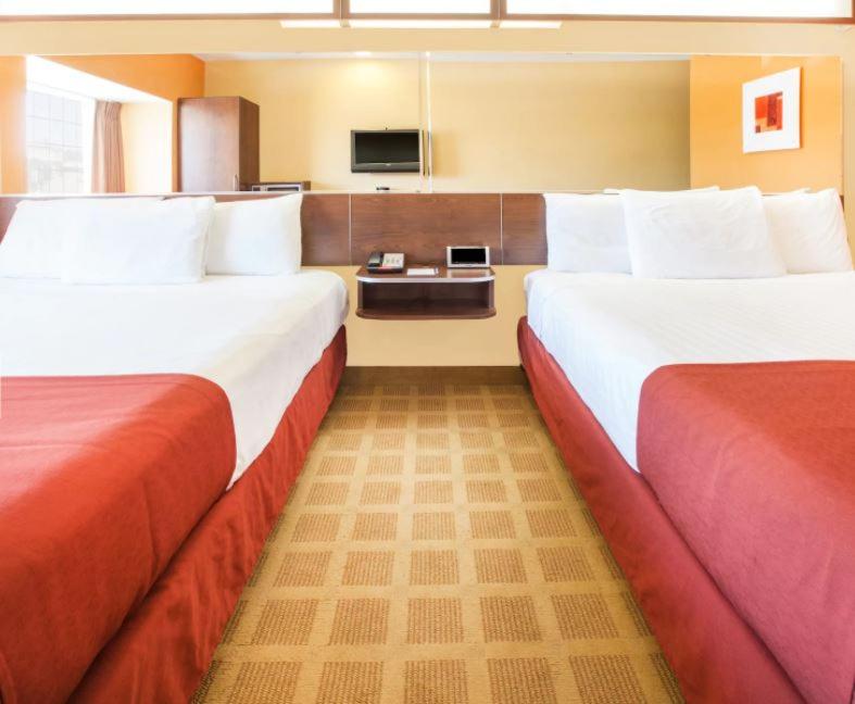 Queen Room With Two Queen Beds - Disability Access/Non-Smoking - Photo 5