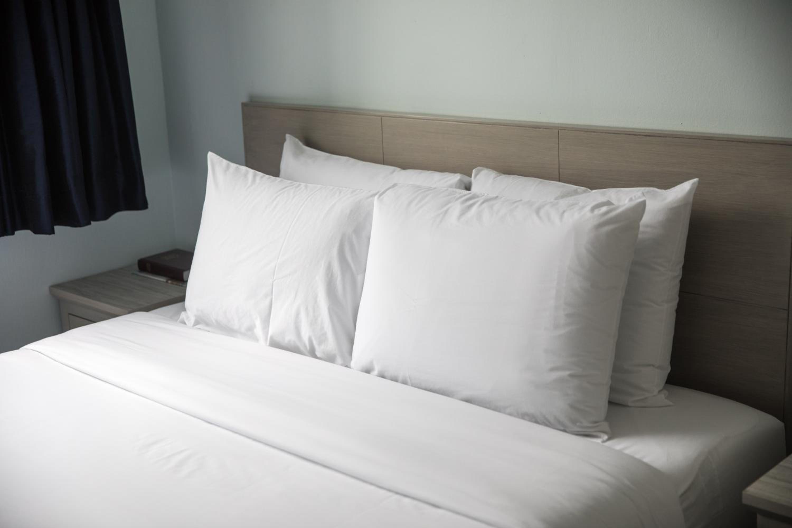 Queen room with Shared bathroom ADA