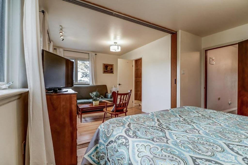Queen Room photo 2