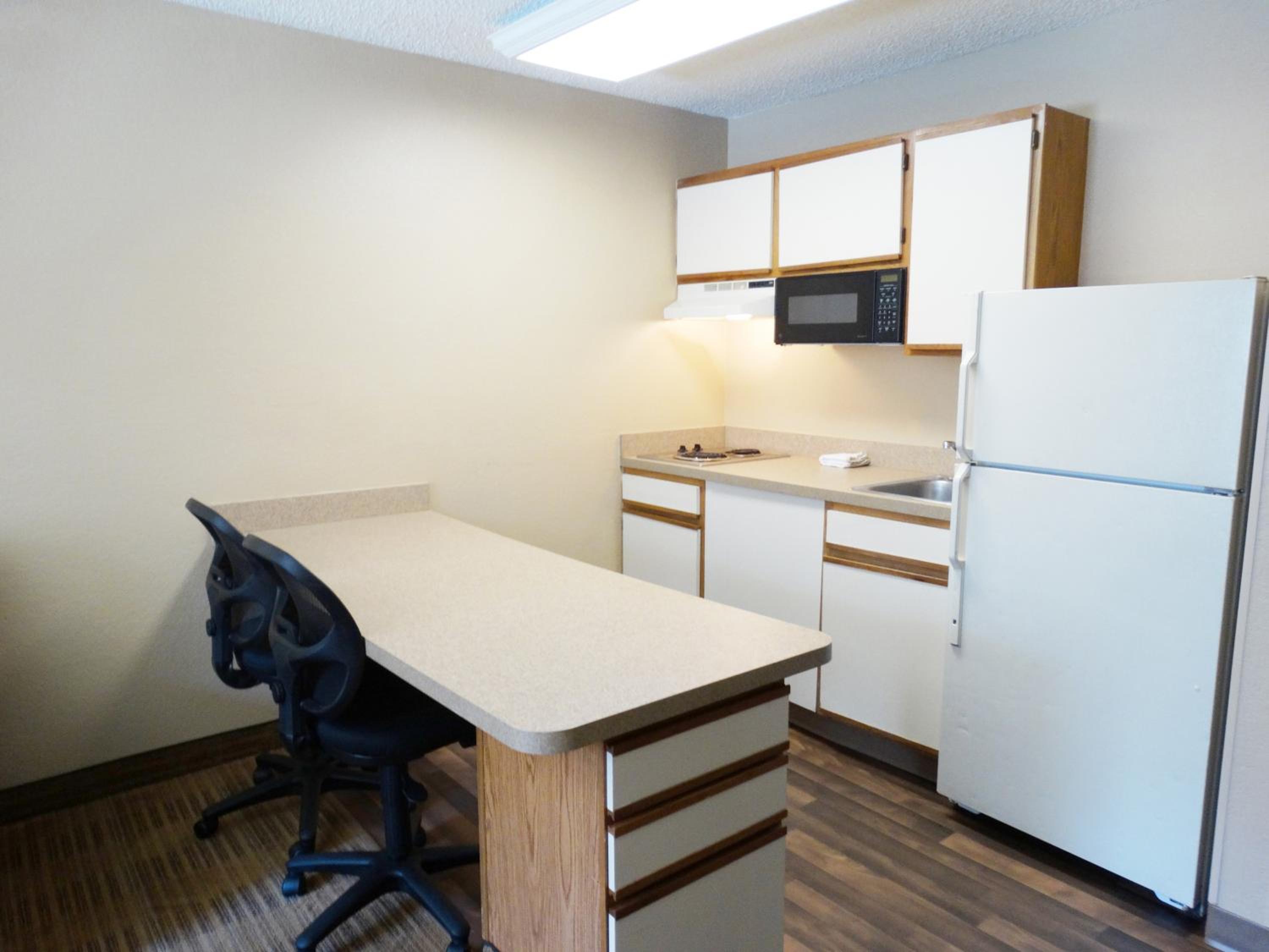 1 Queen Bed | Suite, Non-Smoking, Kitchen - Photo 7
