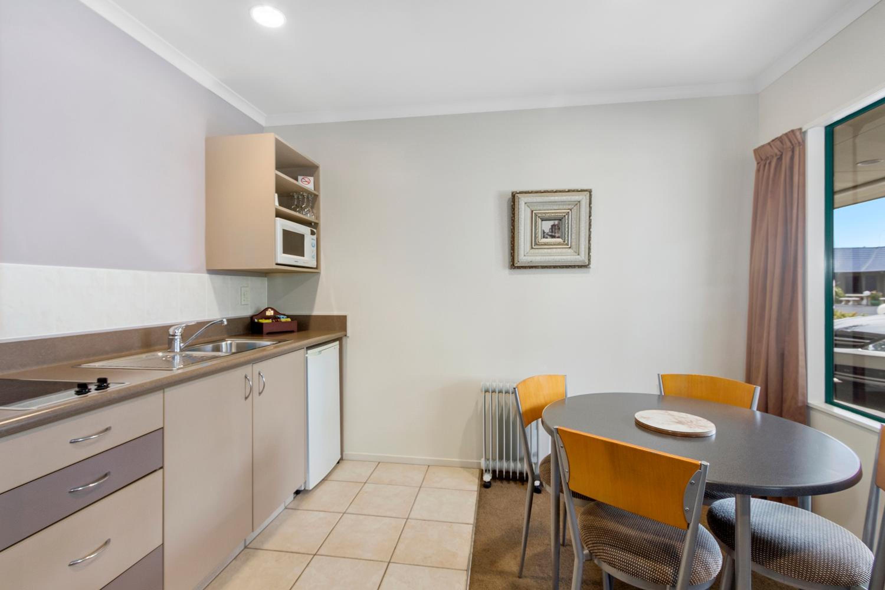 One-Bedroom Apartment - Photo 2