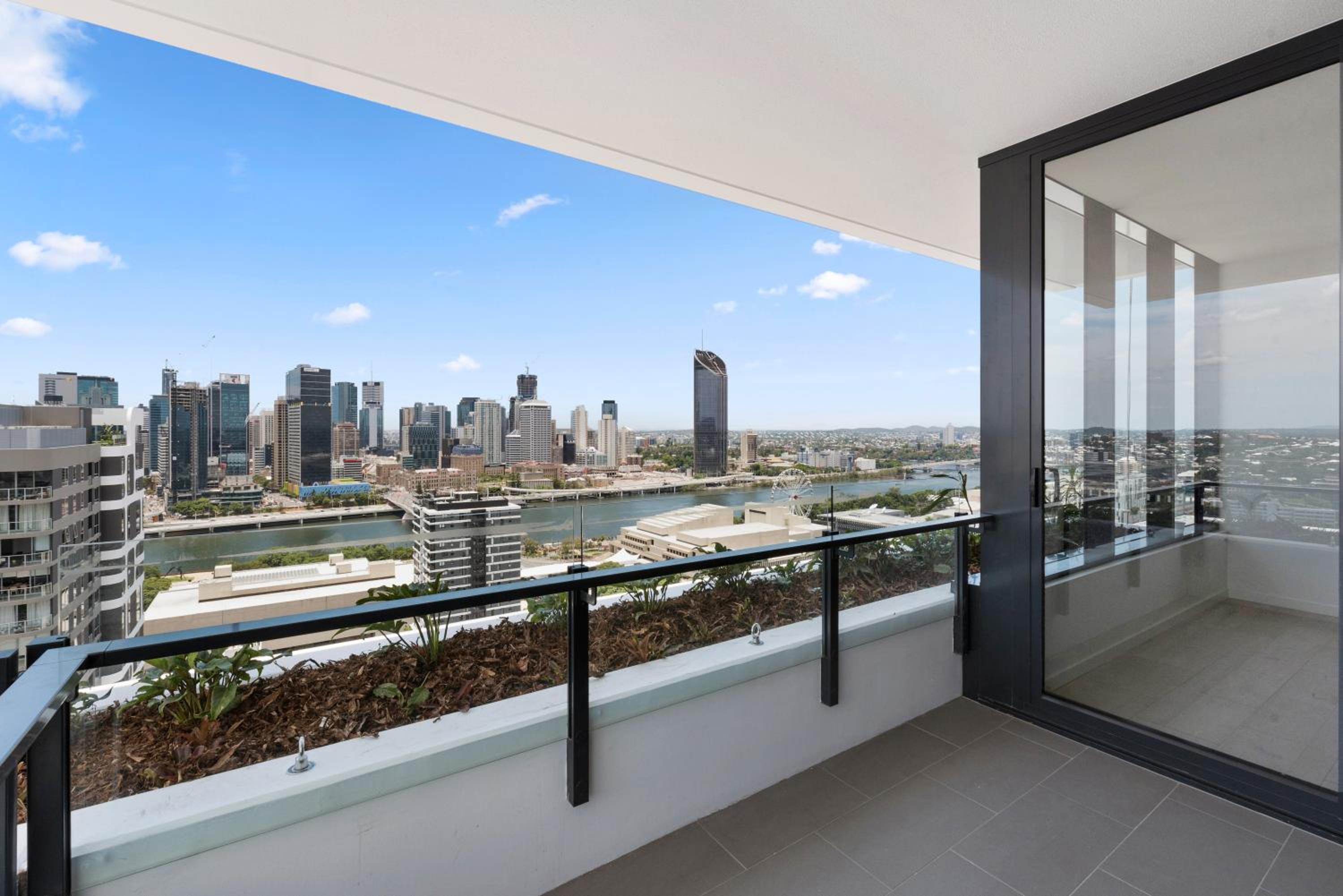Three Bedroom Two Bathroom City View Apartment thumbnail 5