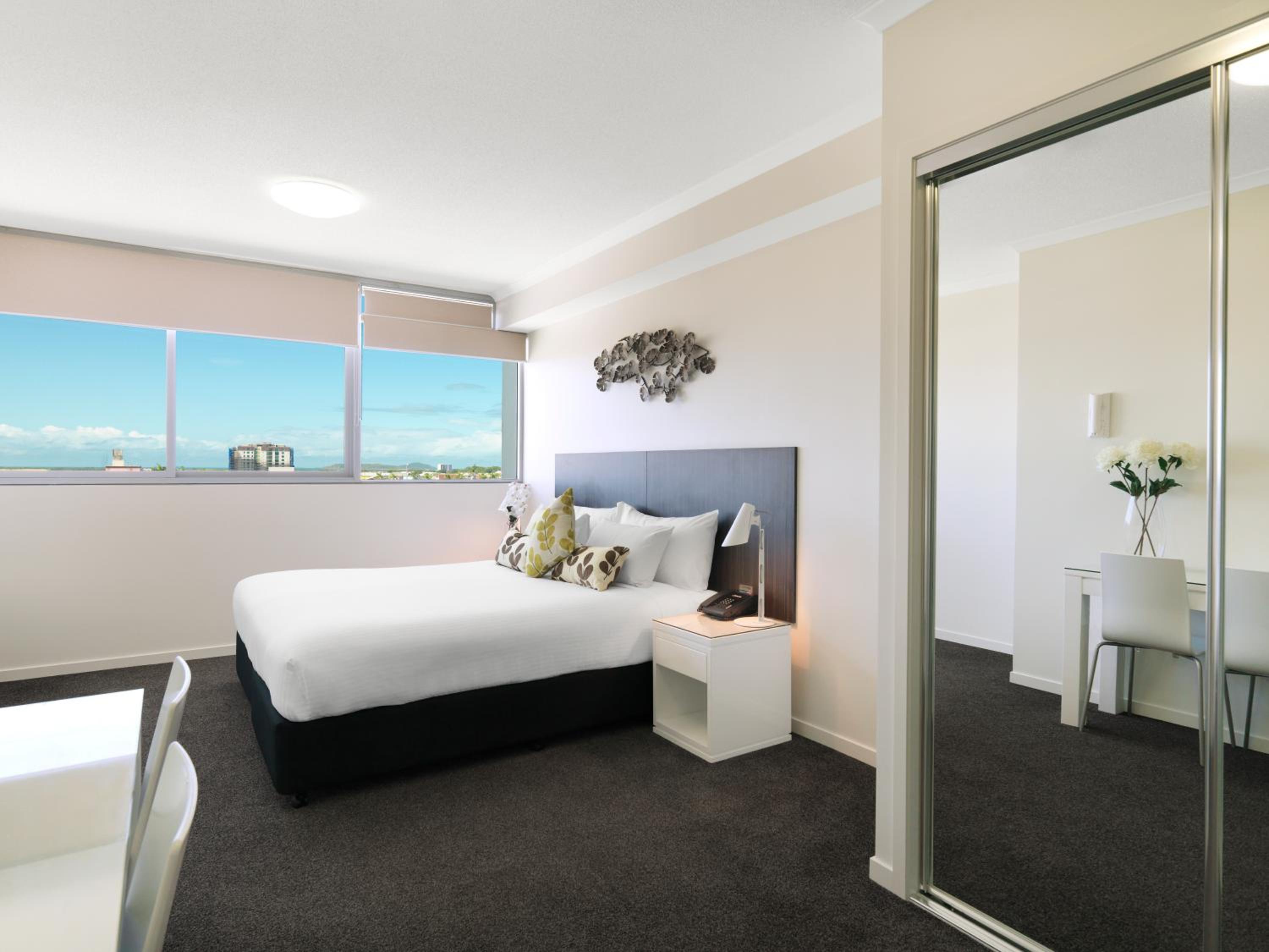 Hotel Room - No Housekeeping photo 3