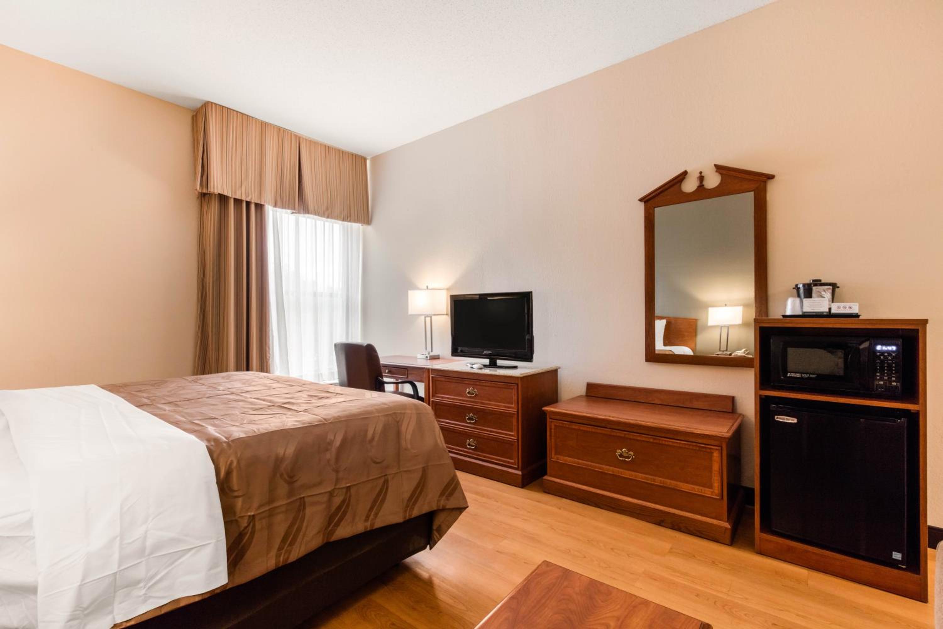 King Room - Non-Smoking - Photo 2