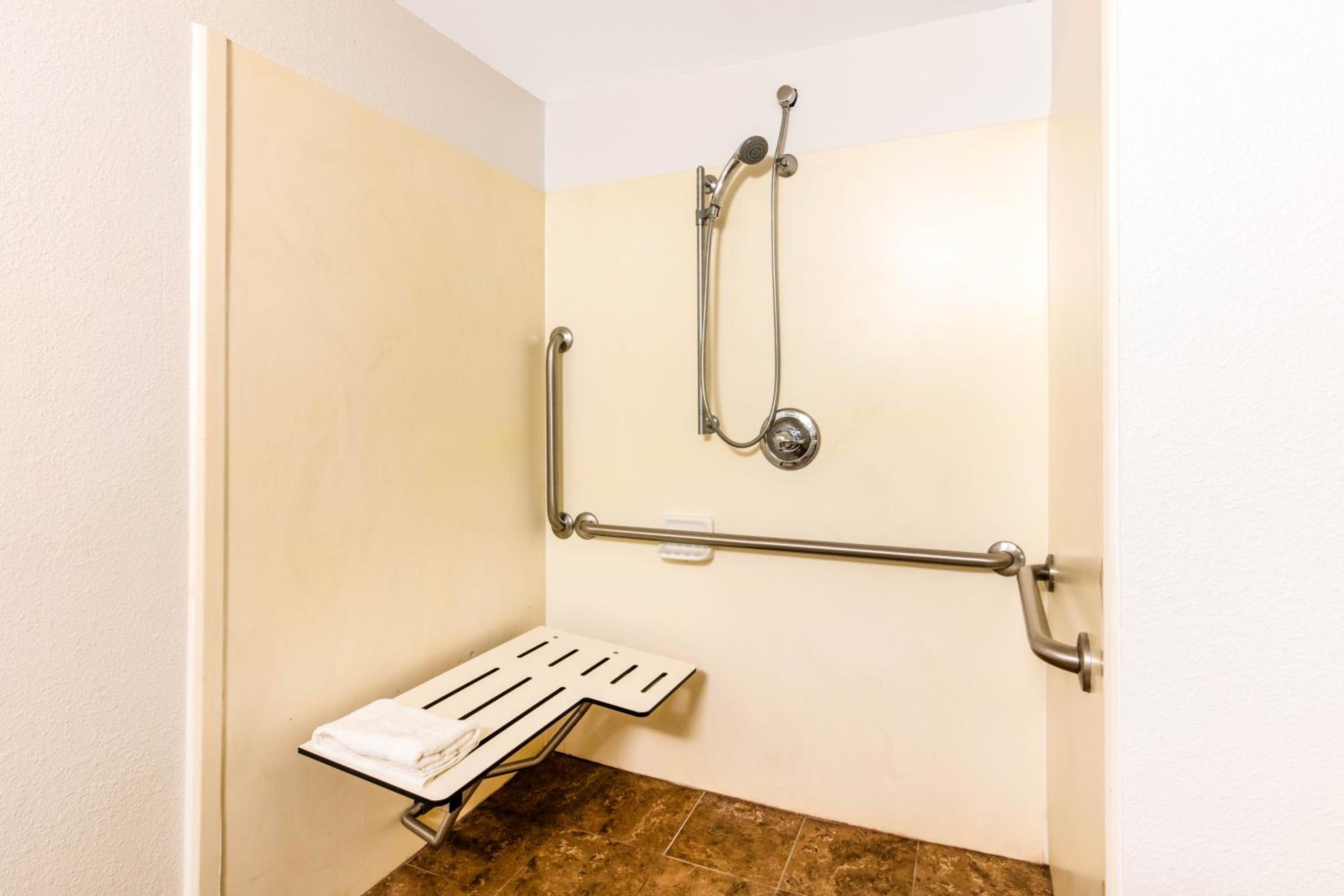King Room - Disability Access/Non-Smoking - Photo 2